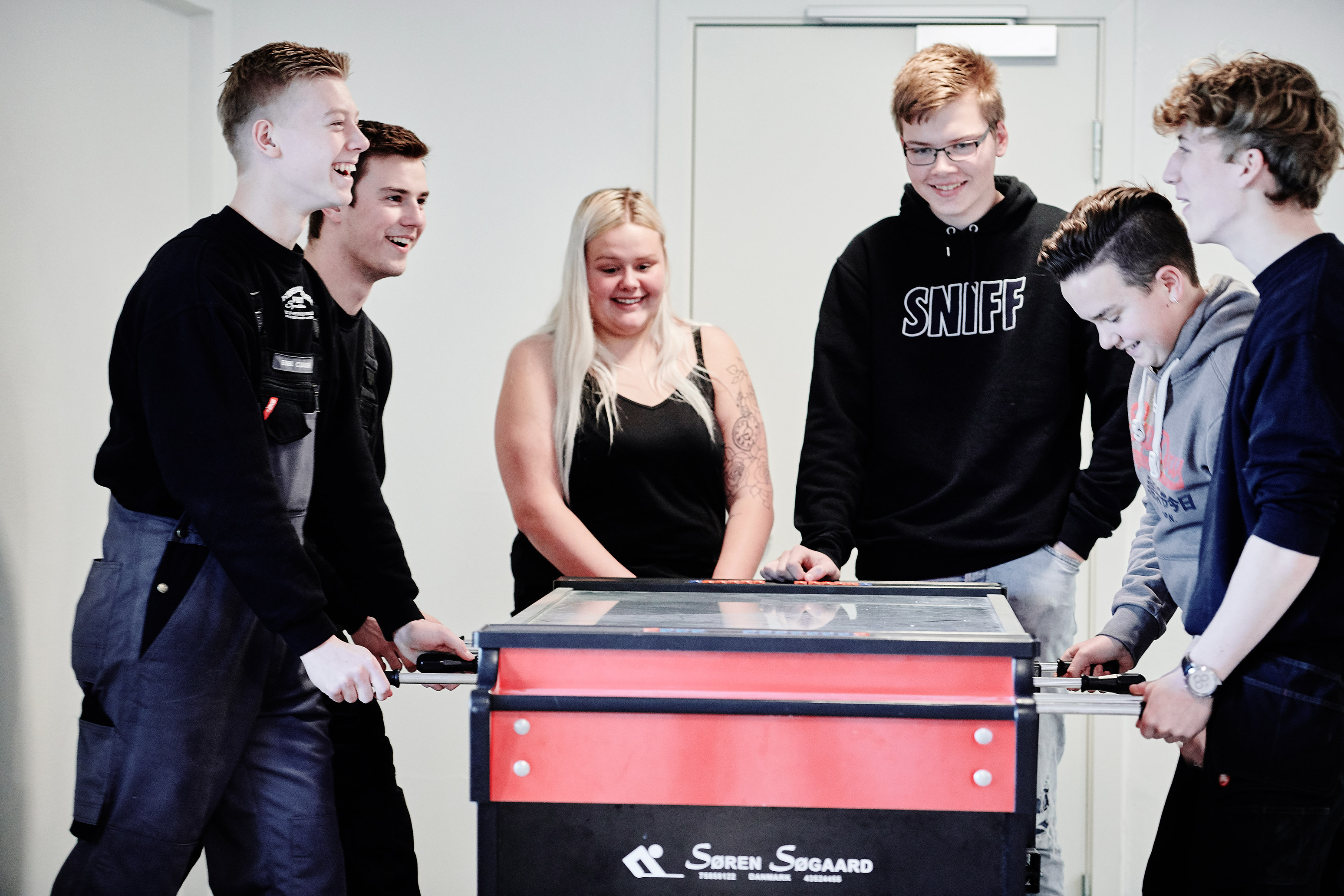 Skolehjemselever i gang med et spil bordfodbold