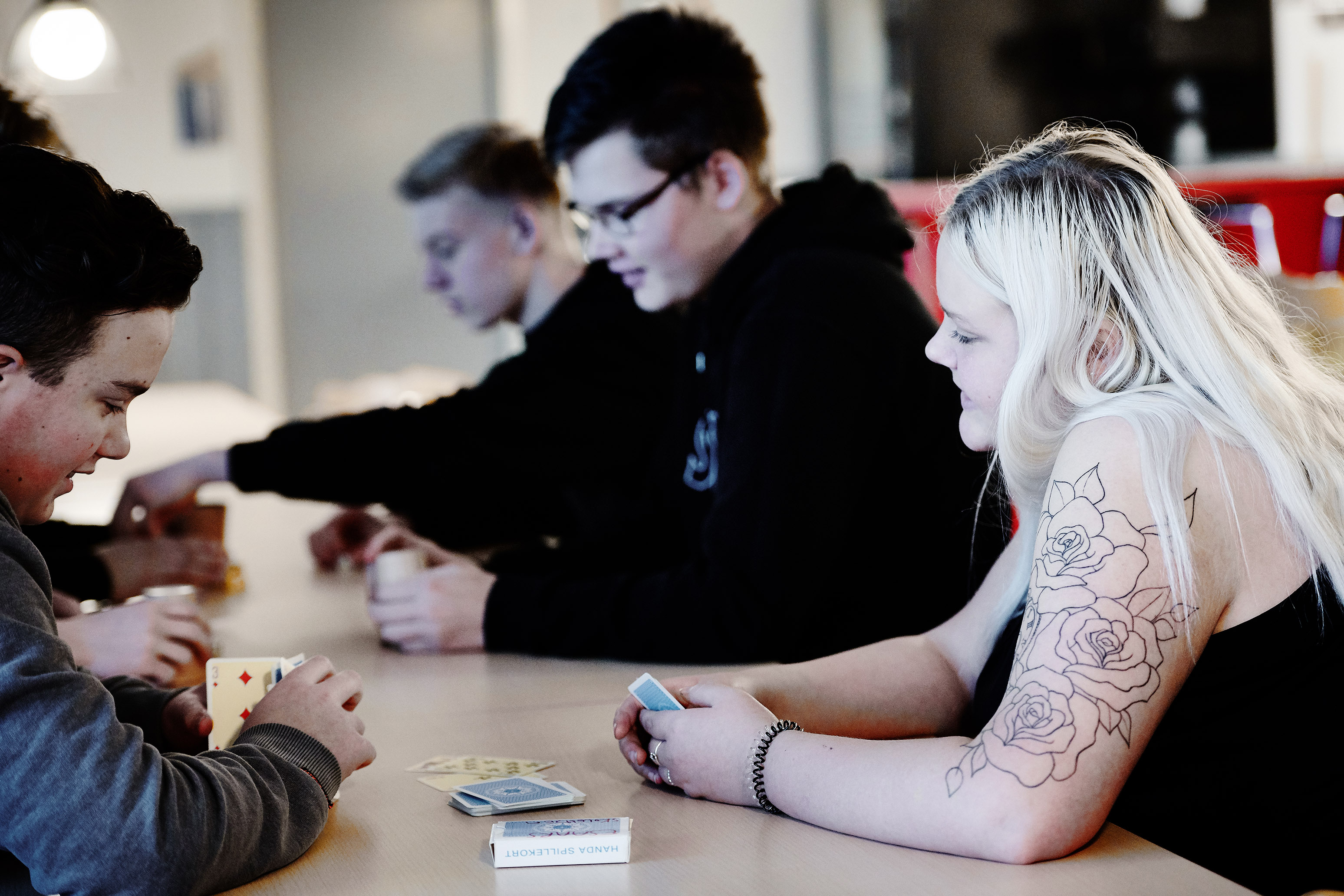 Skolehjemselever i Aars hygger med et fælles kortspil