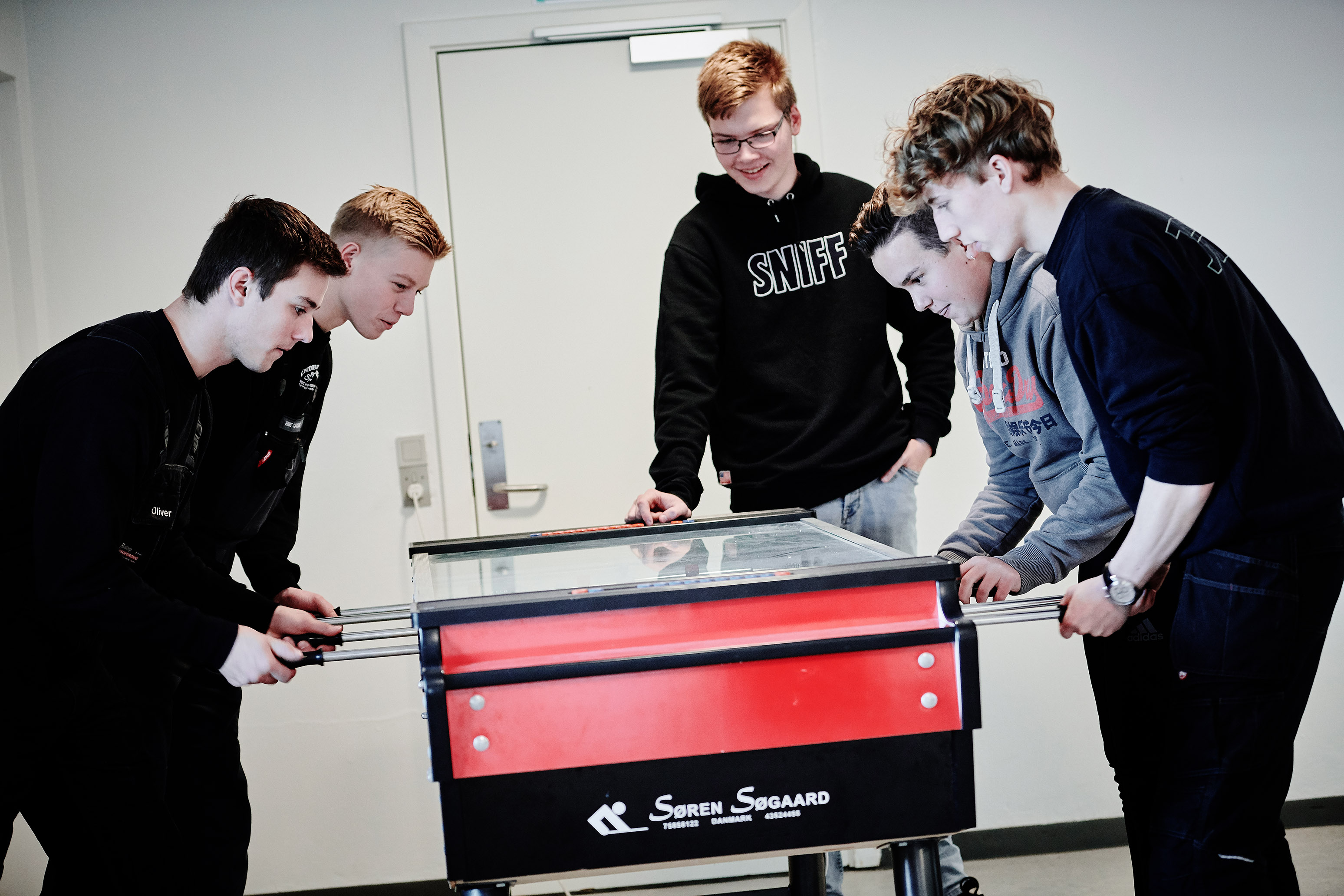 Skolehjemselever i gang med et spil bordfodbold