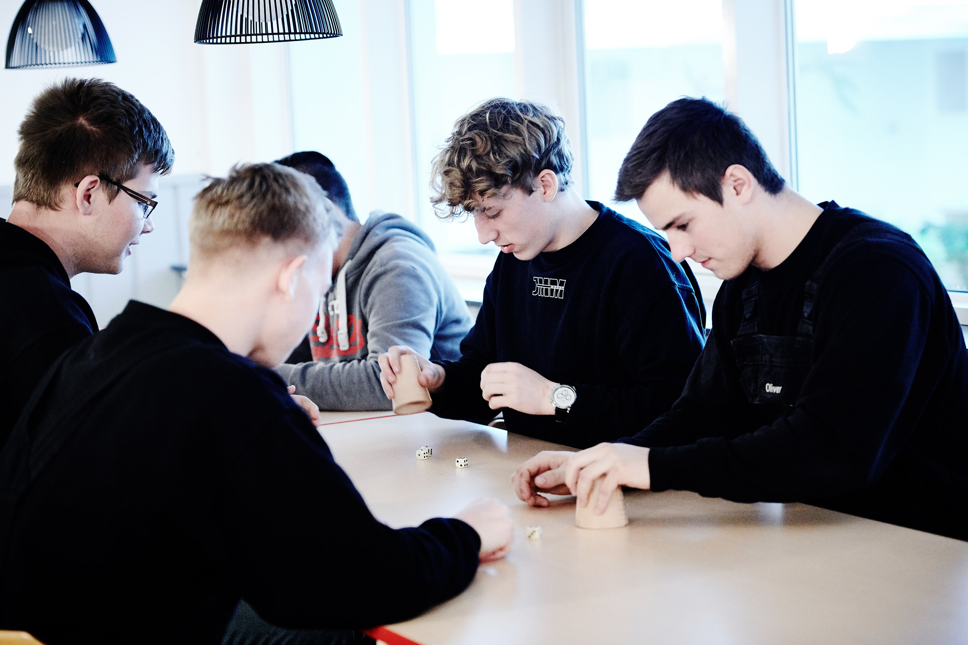 Efter skole kan skolehjemseleverne bruge fritiden til det de har lyst til for eksempel et spil terninger med vennerne