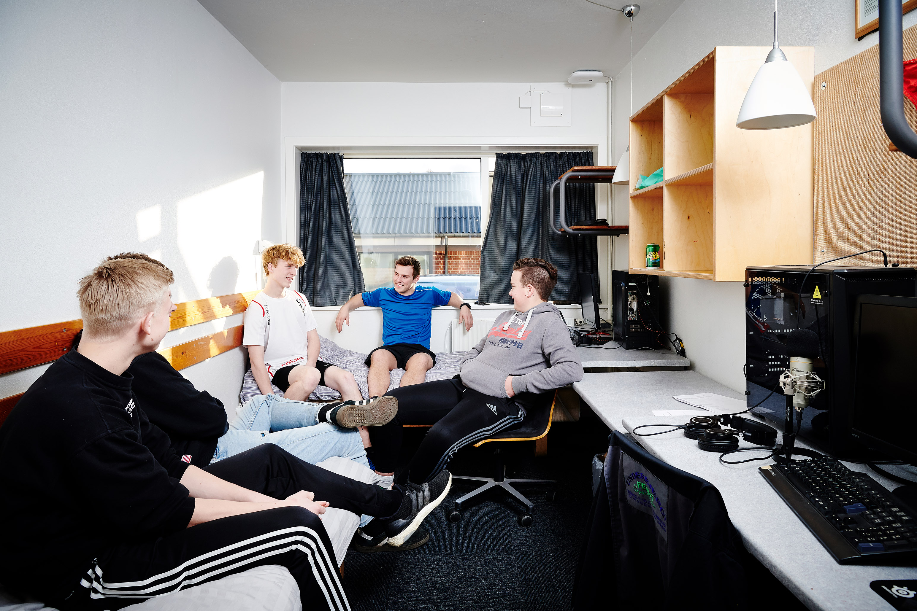 Der hygges på værelset på skolehjemmet i Aars