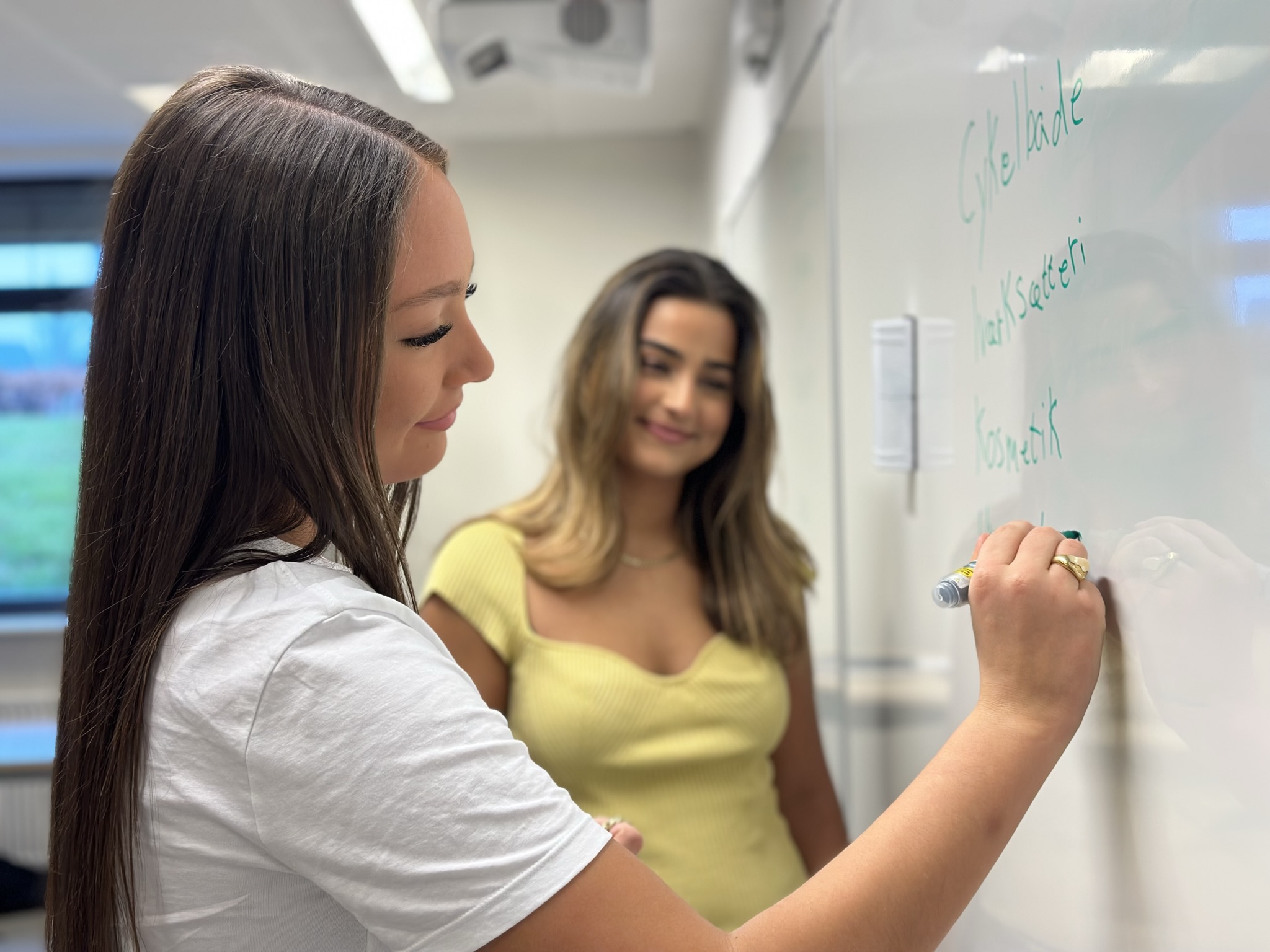 Maria Hamid, stx, 2.g - iført gul t-shirt og Nellie Bisgaard , stx, 2.g - iført hvid t-shirt fra Mariagerfjord Gymnasium