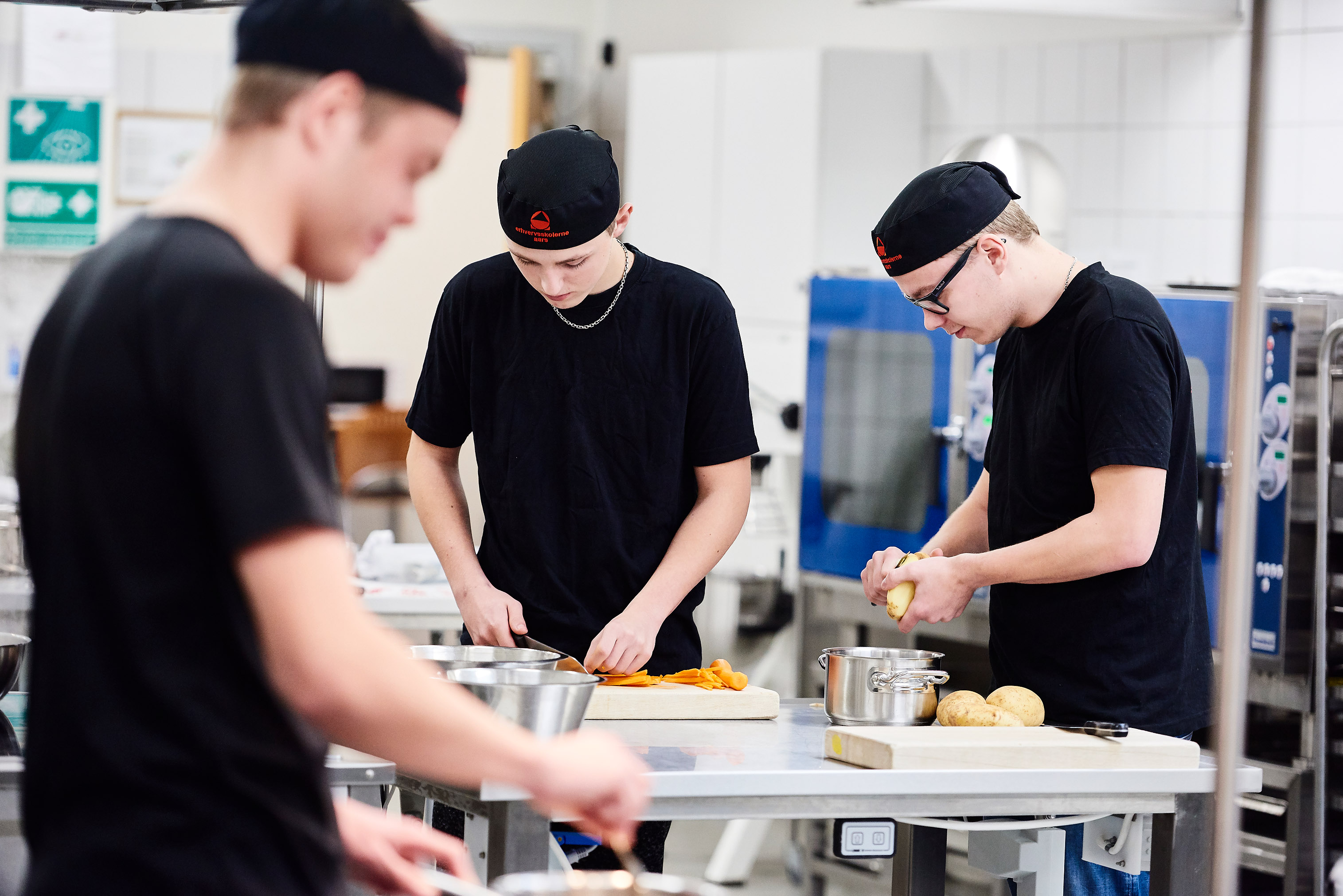 Elever fra uddannelsen fødevarer, jordbrug og oplevelser i gang med at lave mad
