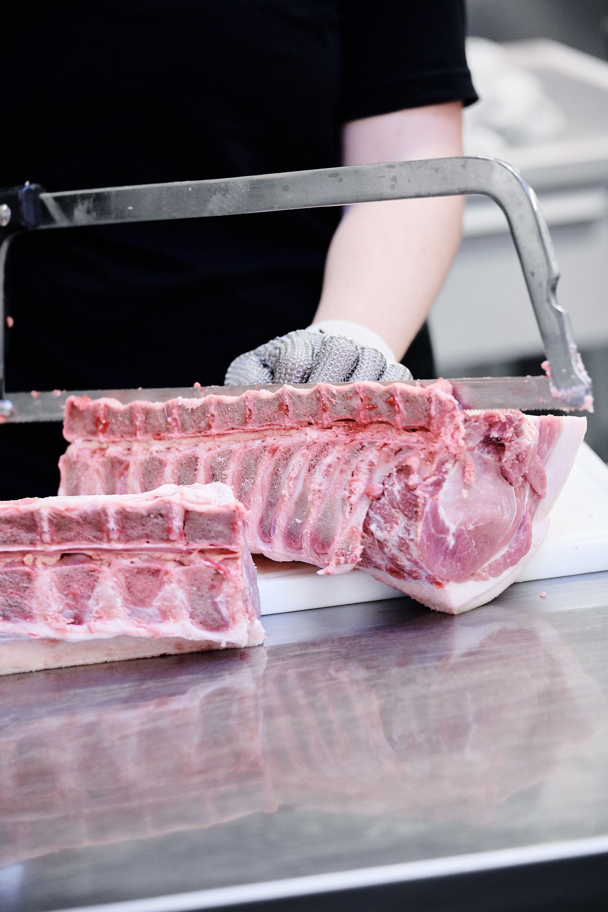 Elev fra uddannelsen fødevarer, jordbrug og oplevelser i gang med kødudskæring