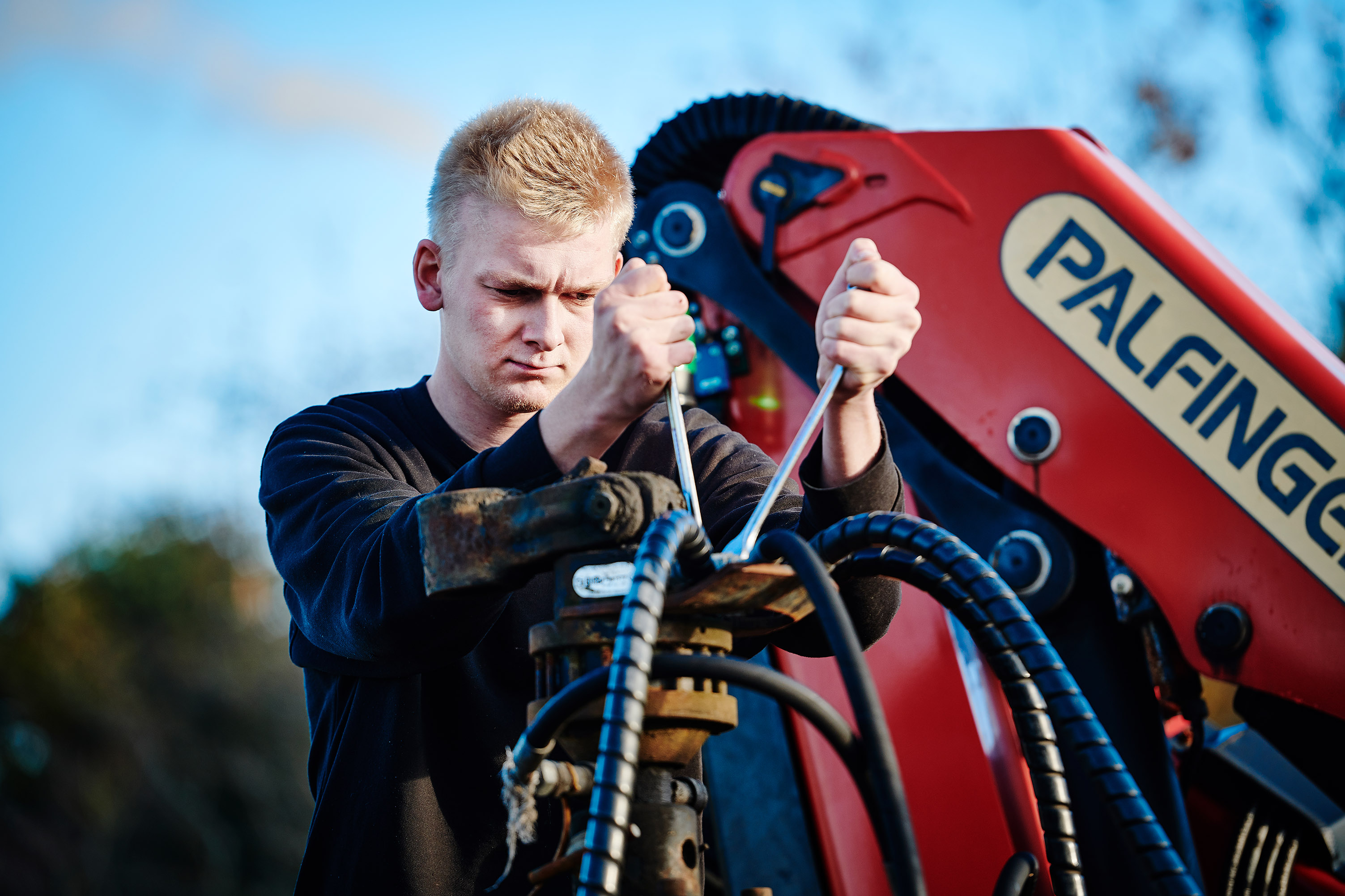Elev fra Entreprenør- og landbrugsmaskinuddannelsen i gang med at kigge på en maskine