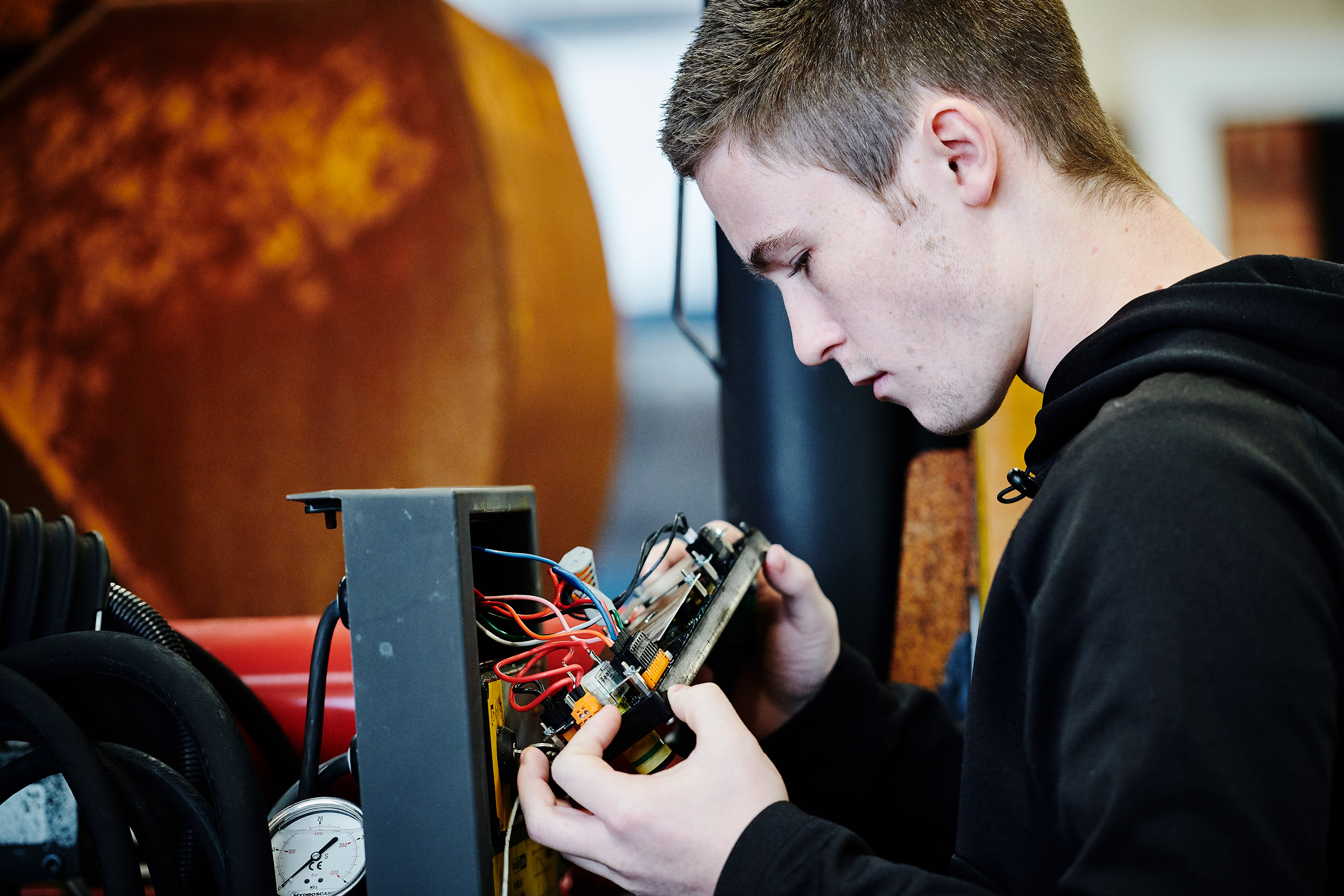 Elev fra entreprenør- og landbrugsmaskinuddannelsen i gang med at kigge på el