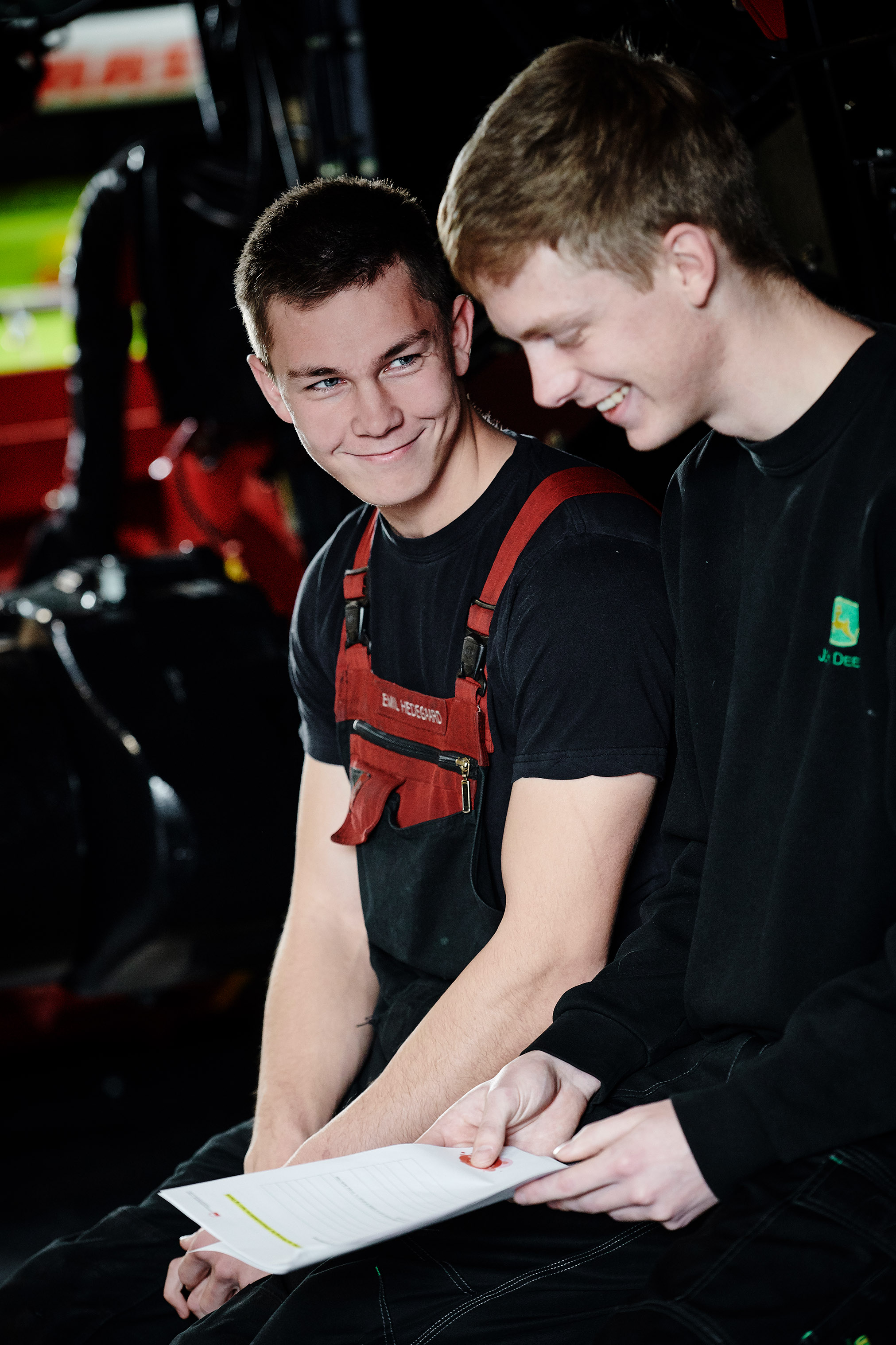 To elever fra entreprenør- og landbrugsmaskinuddannelsen