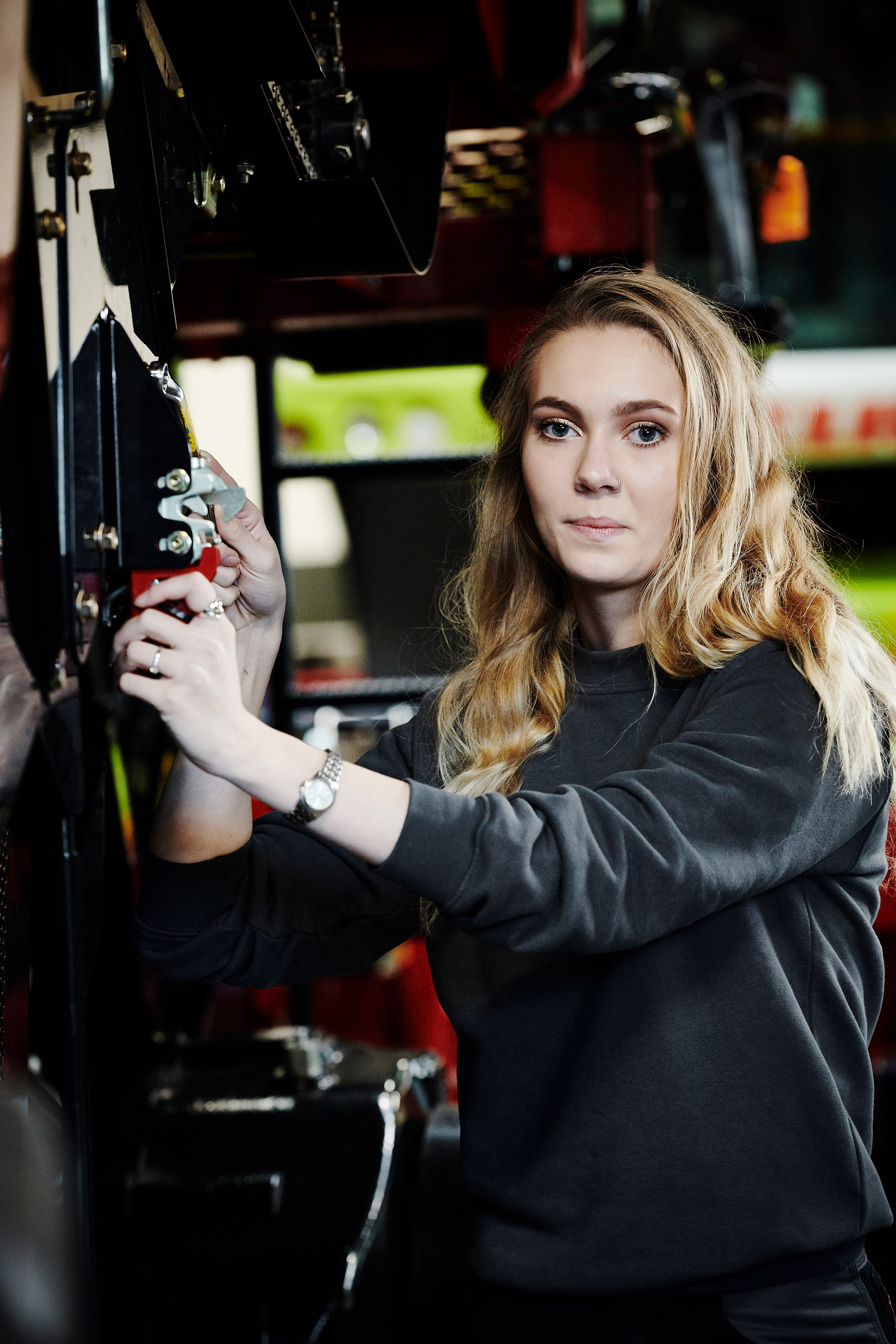 Elev fra entreprenør- og landbrugsmaskinuddannelsen i gang med at kigge på en maskine