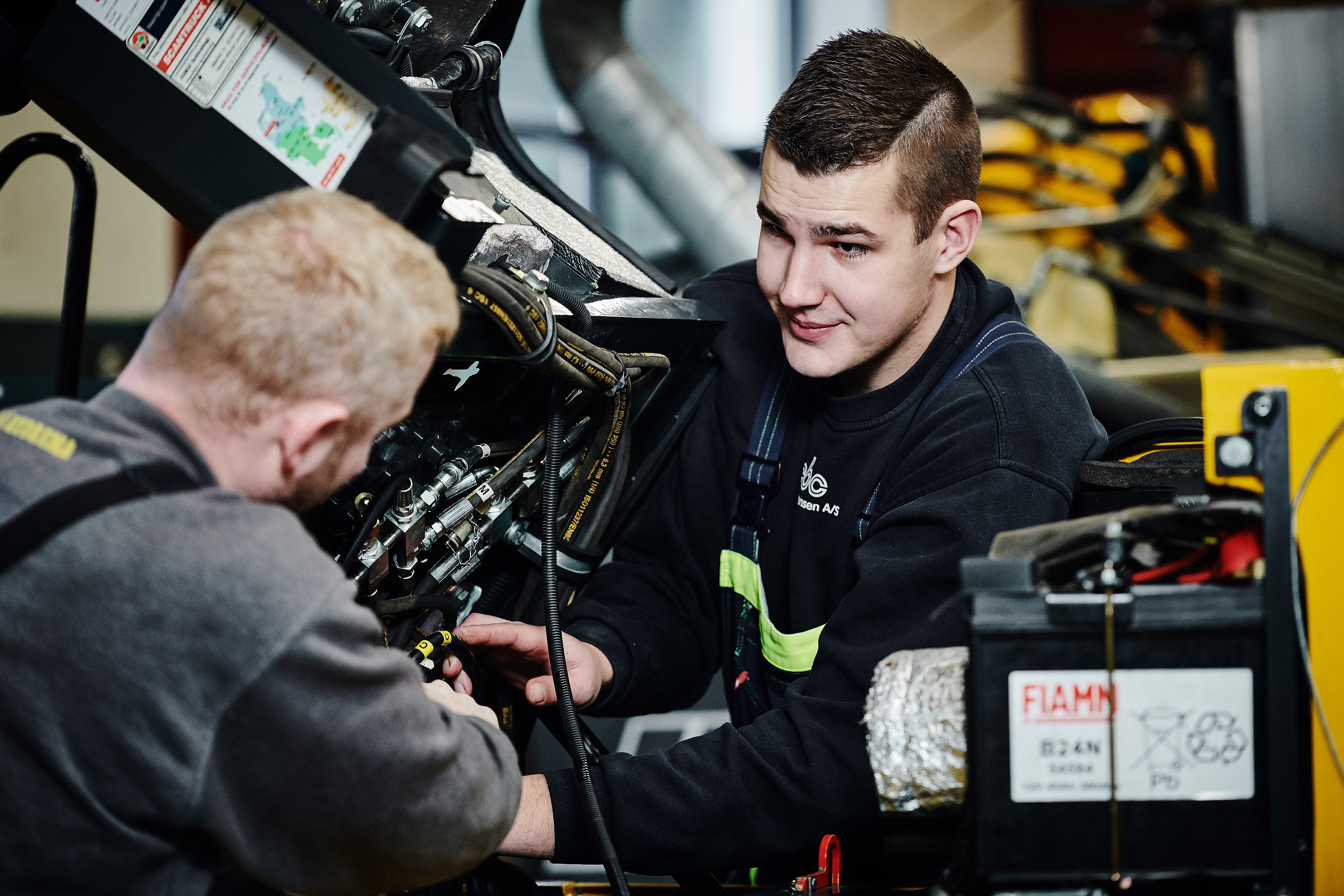 Elever fra entreprenør- og landbrugsmaskinuddannelsen i gang med at kigge på en maskine