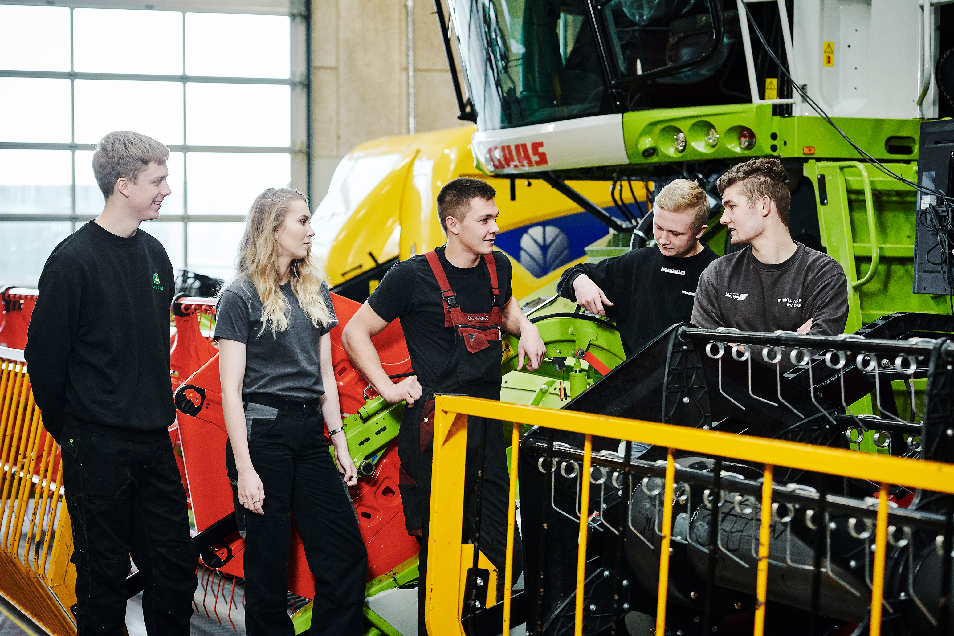 Elever fra entreprenør- og landbrugsmaskinuddannelsen foran de store landbrugsmaskiner