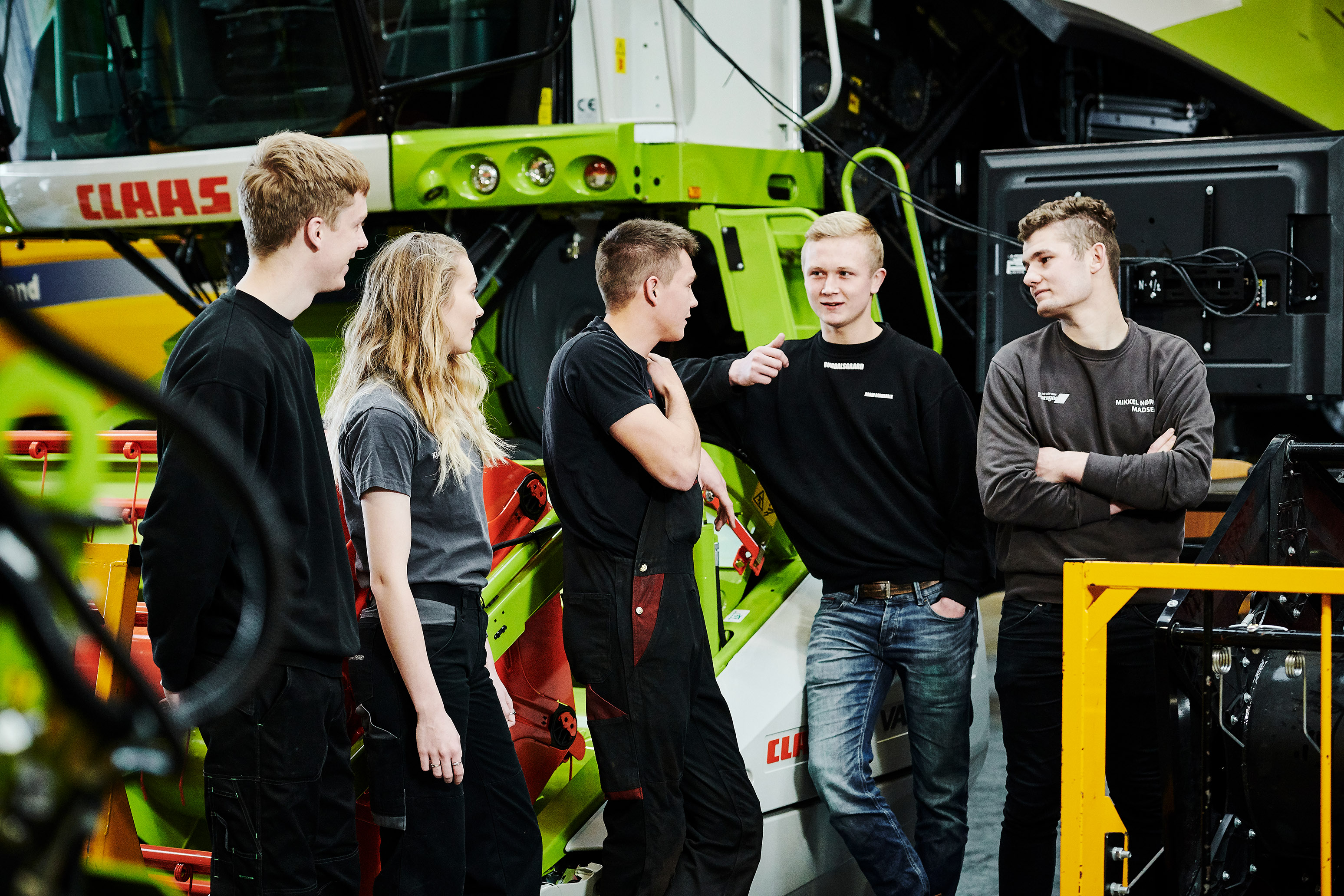 Elever fra entreprenør- og landbrugsmaskinuddannelsen foran de store landbrugsmaskiner