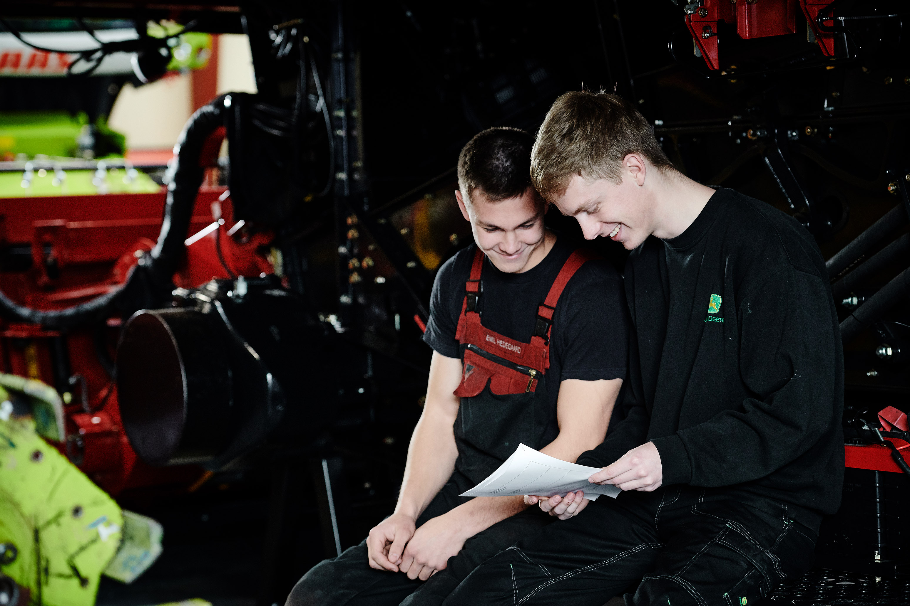 To elever fra entreprenør- og landbrugsmaskinuddannelsen