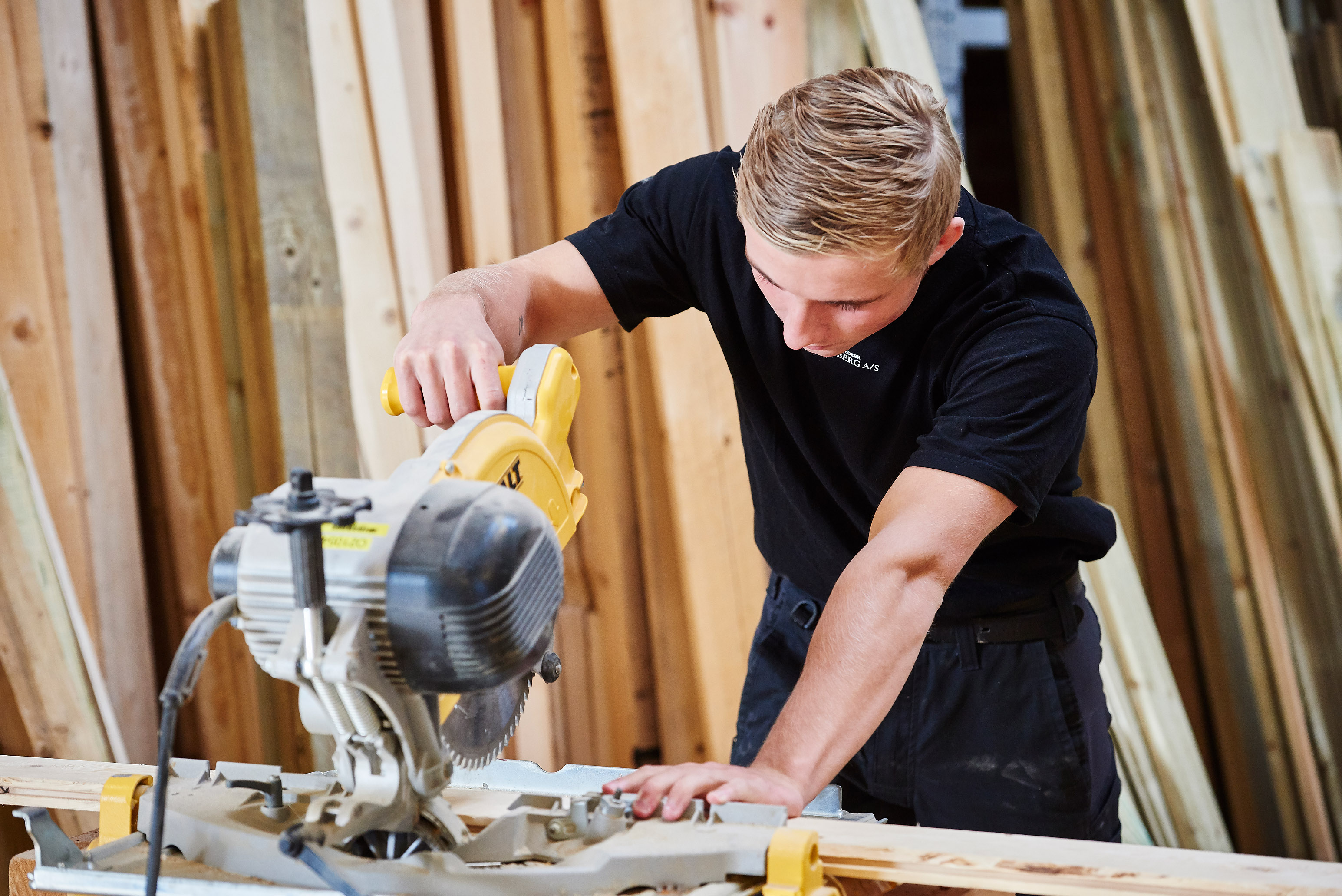 Elev fra EUD / EUX på teknologi, byggeri og transport uddannelsen i gang med træfagenes byggeuddannelse