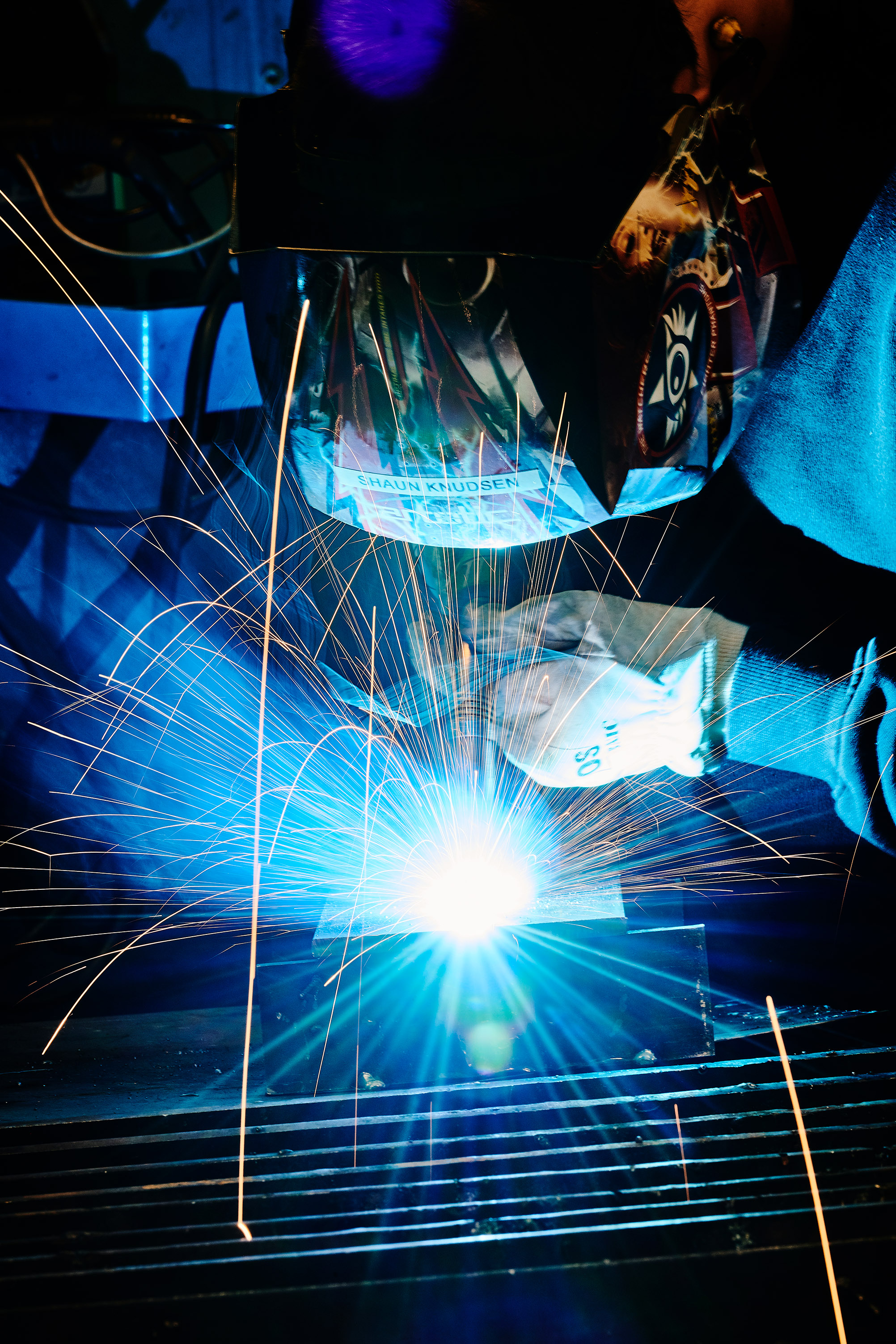 Elev fra EUD / EUX på teknologi, byggeri og transport uddannelsen i gang med uddannelsen til smed