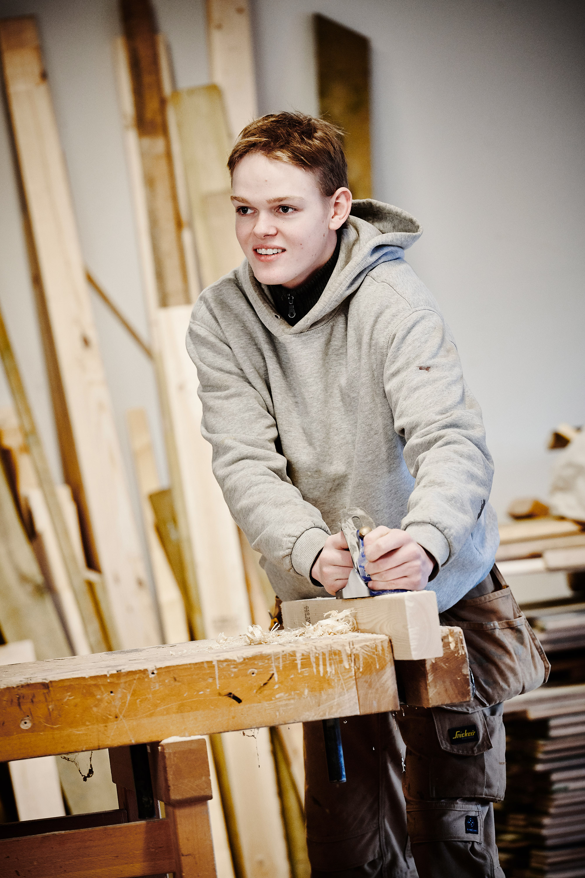 Elev fra EUD / EUX på teknologi, byggeri og transport uddannelsen i gang med træfagenes byggeuddannelse