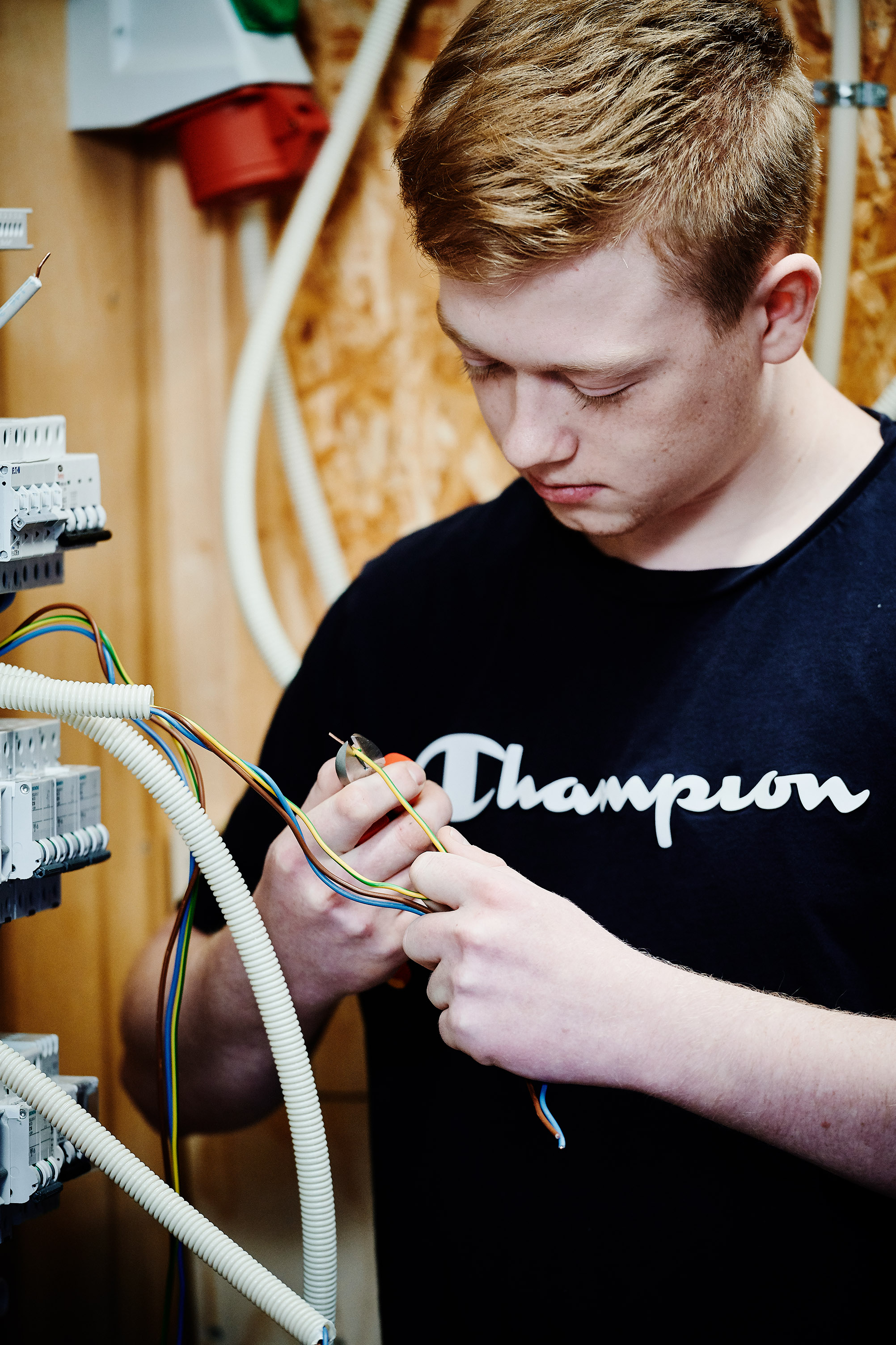 Elev fra EUD / EUX på teknologi, byggeri og transport uddannelsen i gang med elektriker uddannelsen