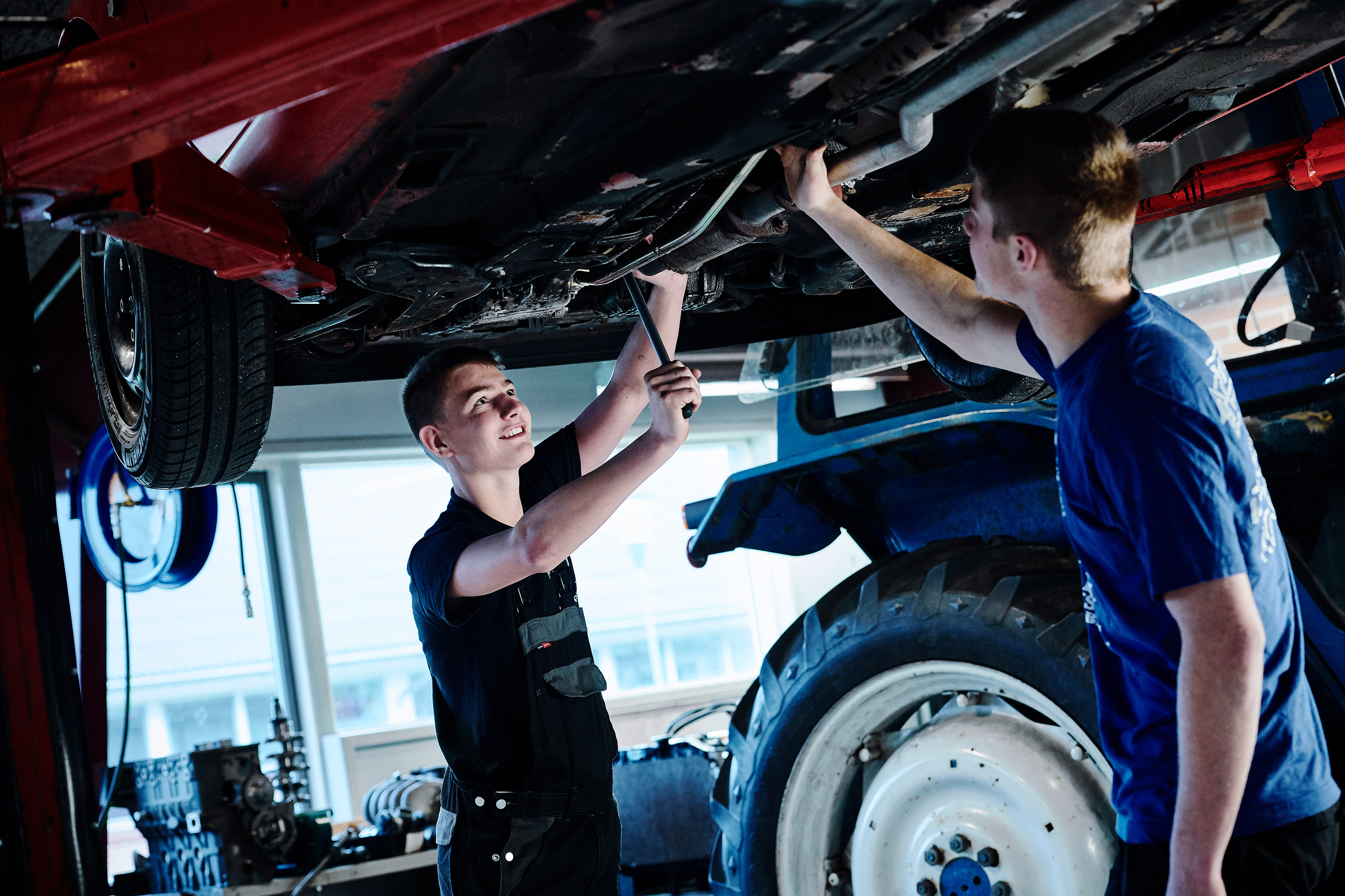 Elever fra EUD / EUX på teknologi, byggeri og transport uddannelsen i gang med personvognsmekaniker uddannelsen