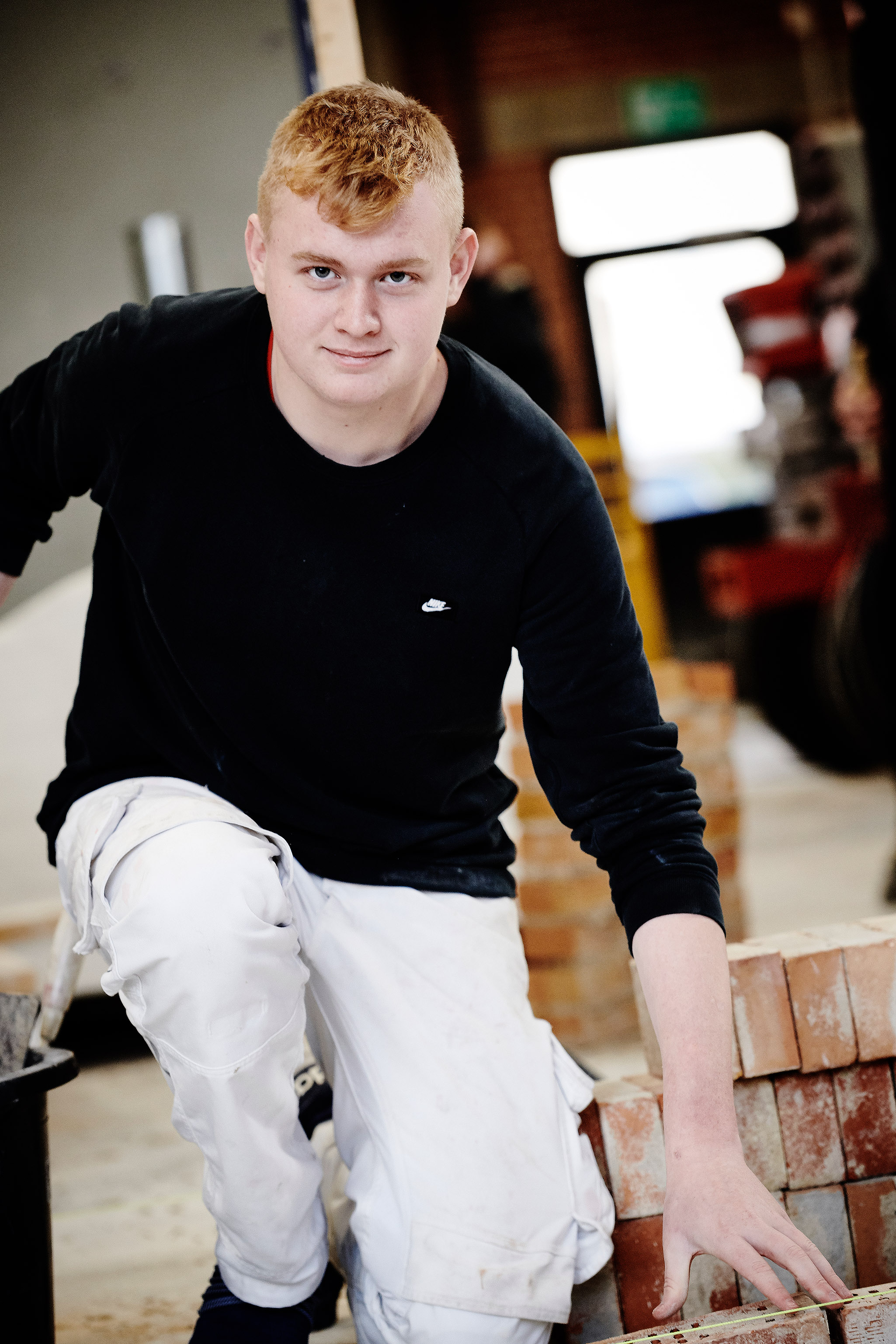 Elev fra EUD / EUX på teknologi, byggeri og transport uddannelsen i gang med murer uddannelsen