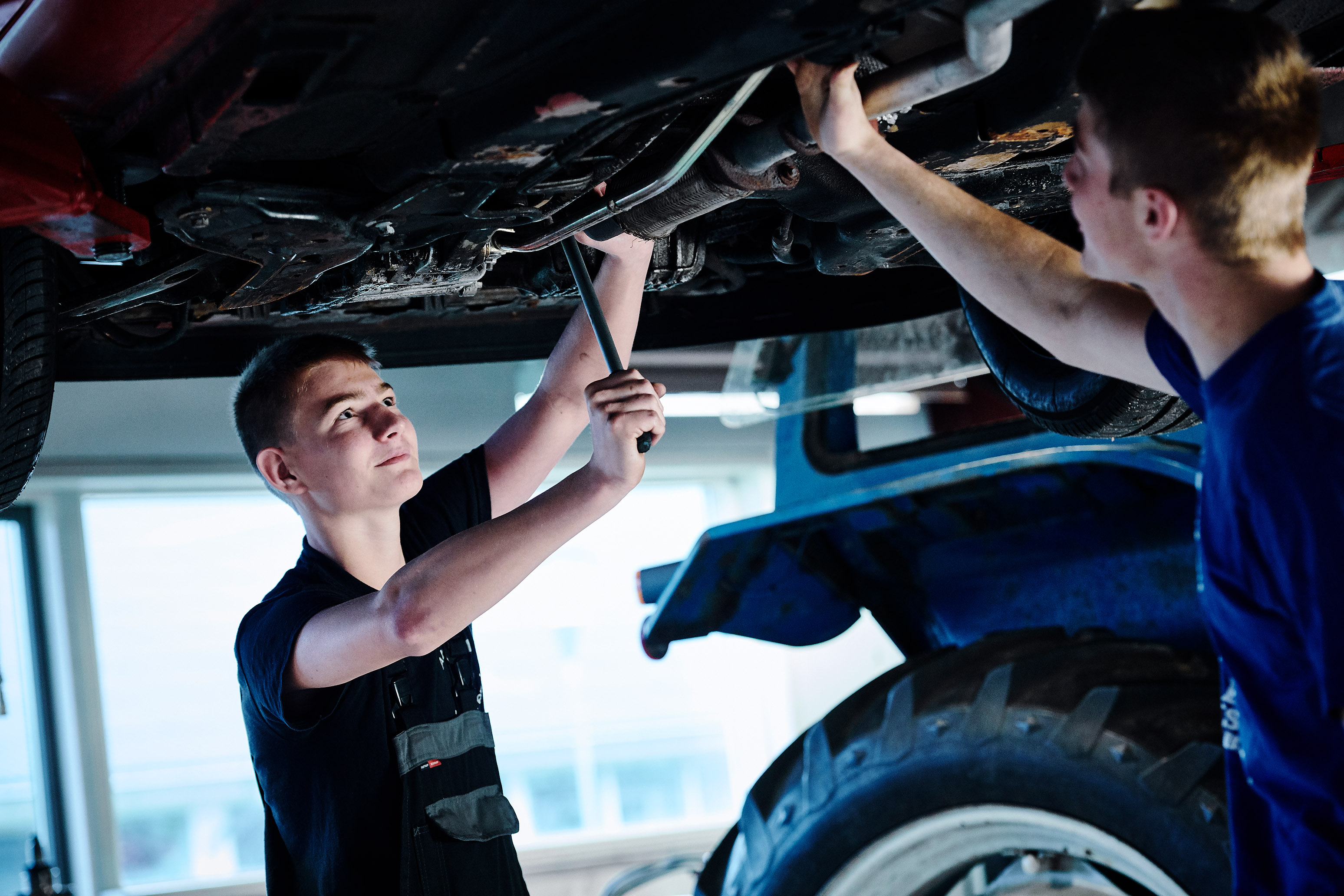 Elever fra EUD / EUX på teknologi, byggeri og transport uddannelsen i gang med personvognsmekaniker uddannelsen