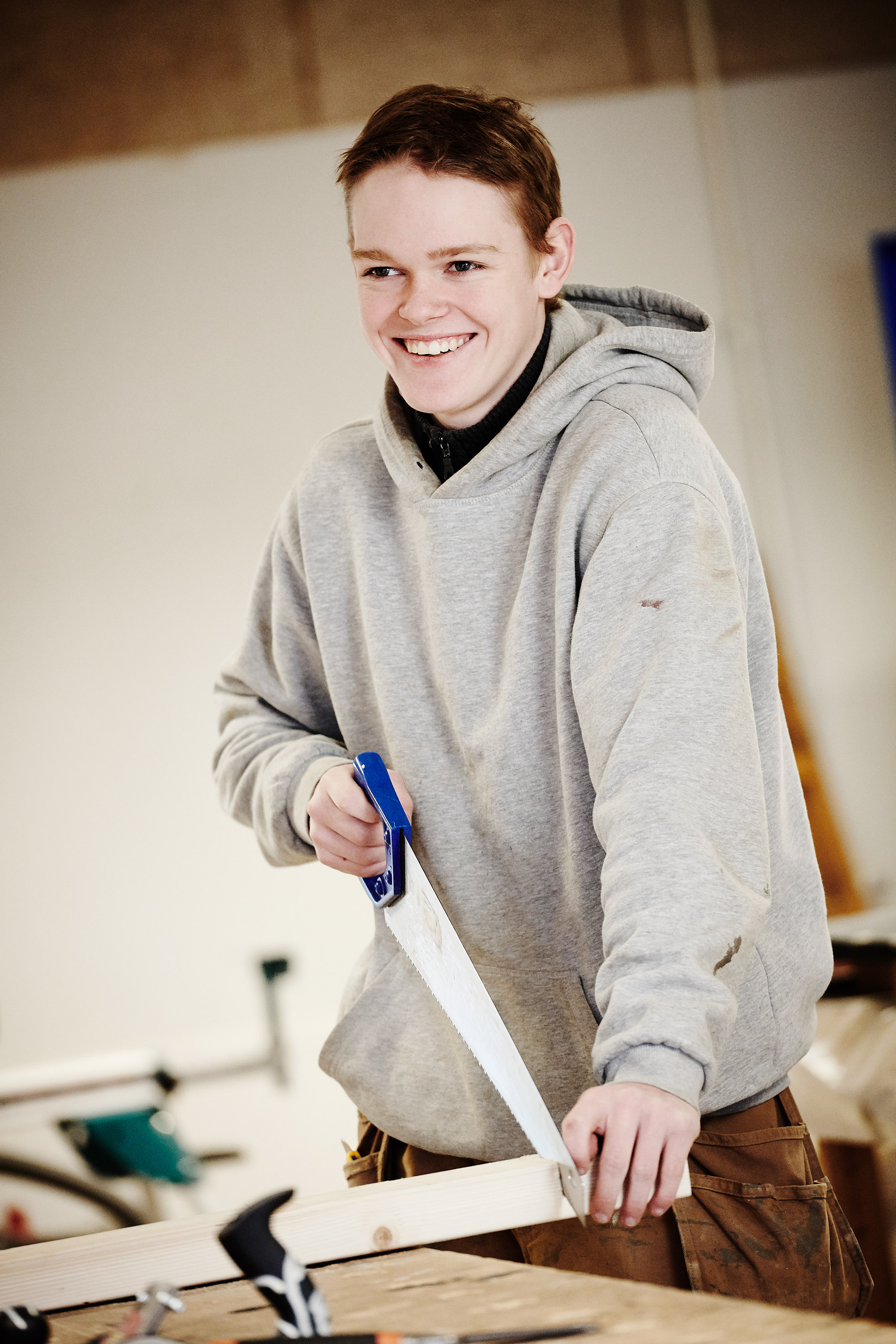 Elev fra EUD / EUX på teknologi, byggeri og transport uddannelsen i gang med træfagenes byggeuddannelse