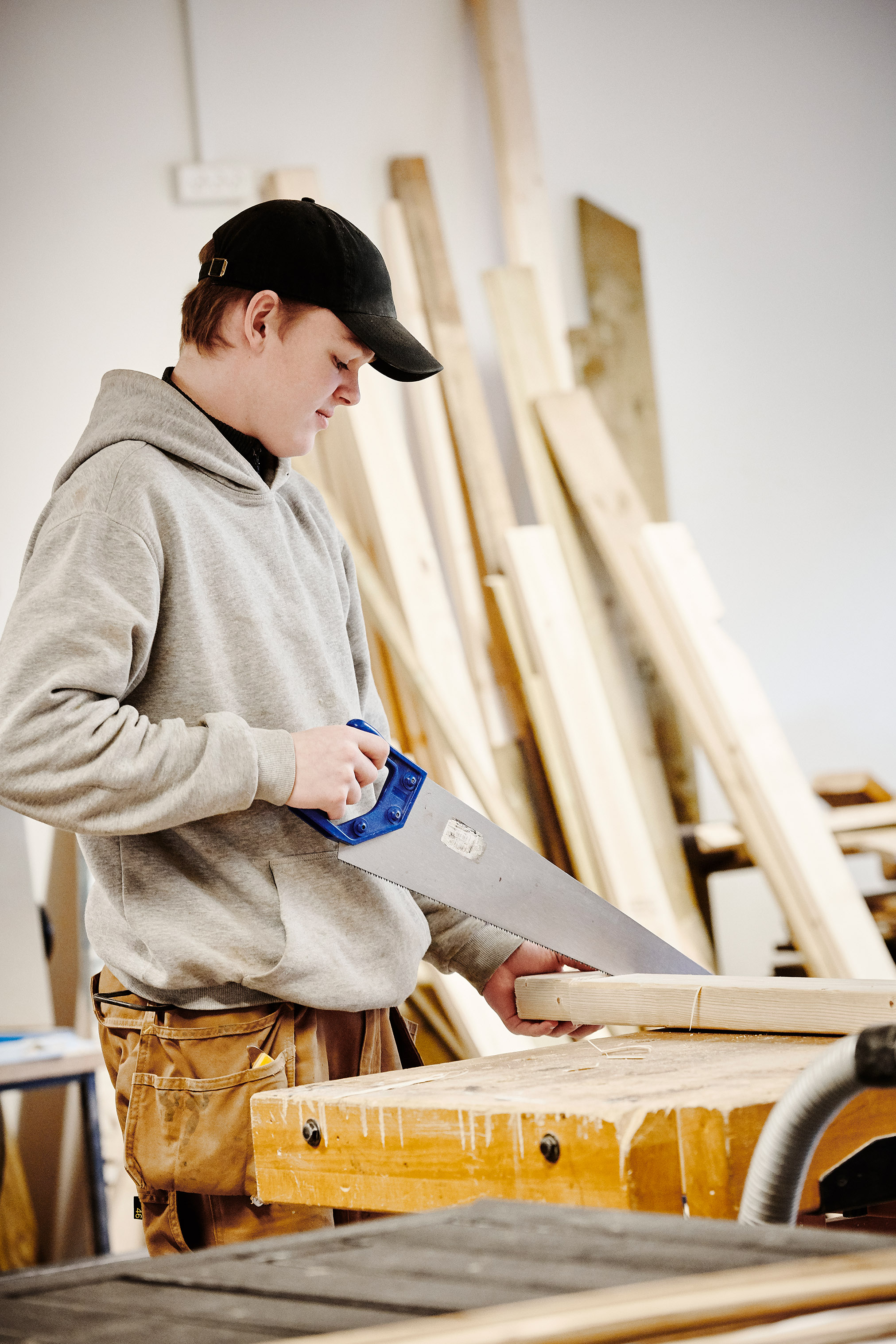 Elev fra EUD / EUX på teknologi, byggeri og transport uddannelsen i gang med træfagenes byggeuddannelse