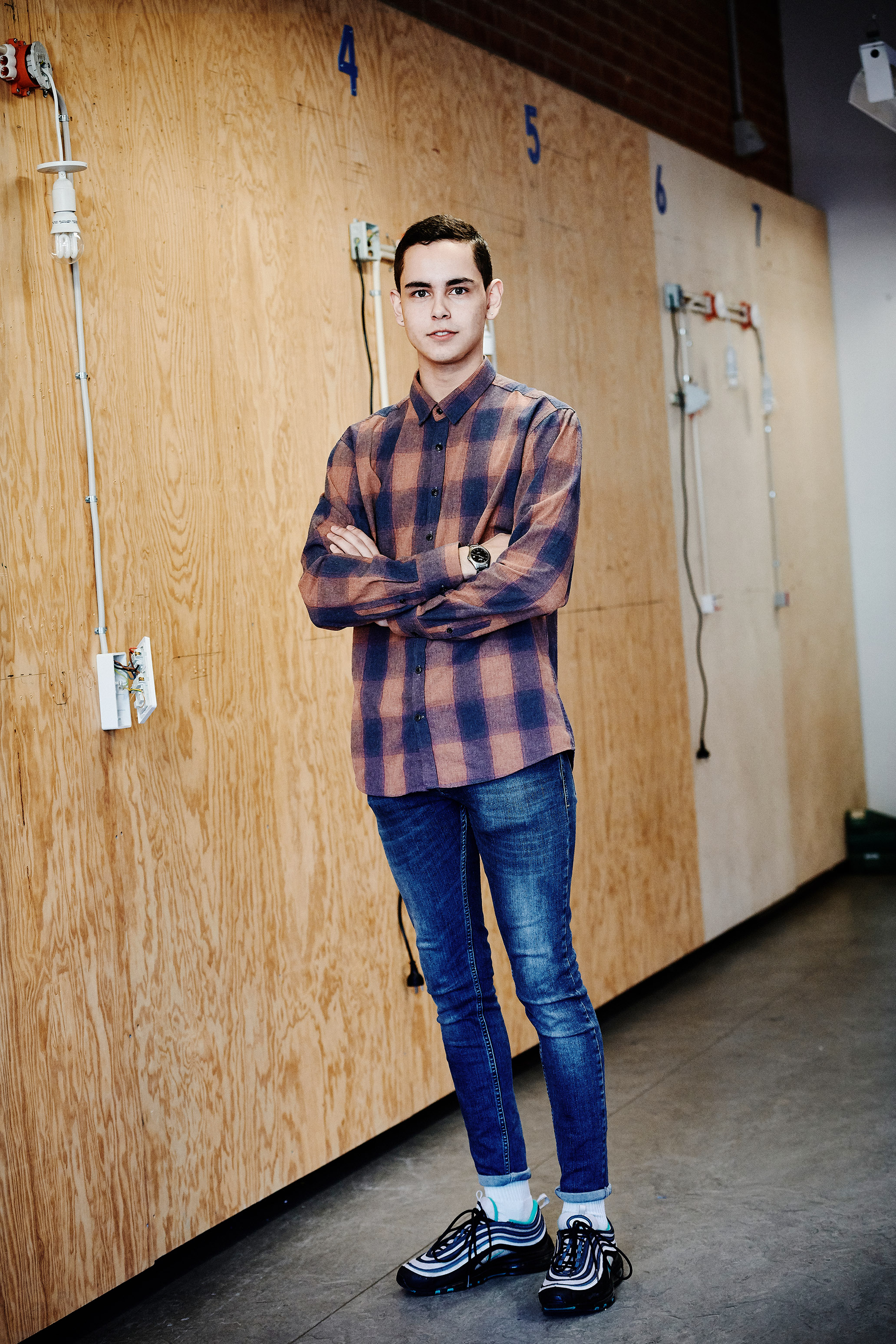 Elev fra EUD / EUX på teknologi, byggeri og transport uddannelsen i gang med elektriker uddannelsen