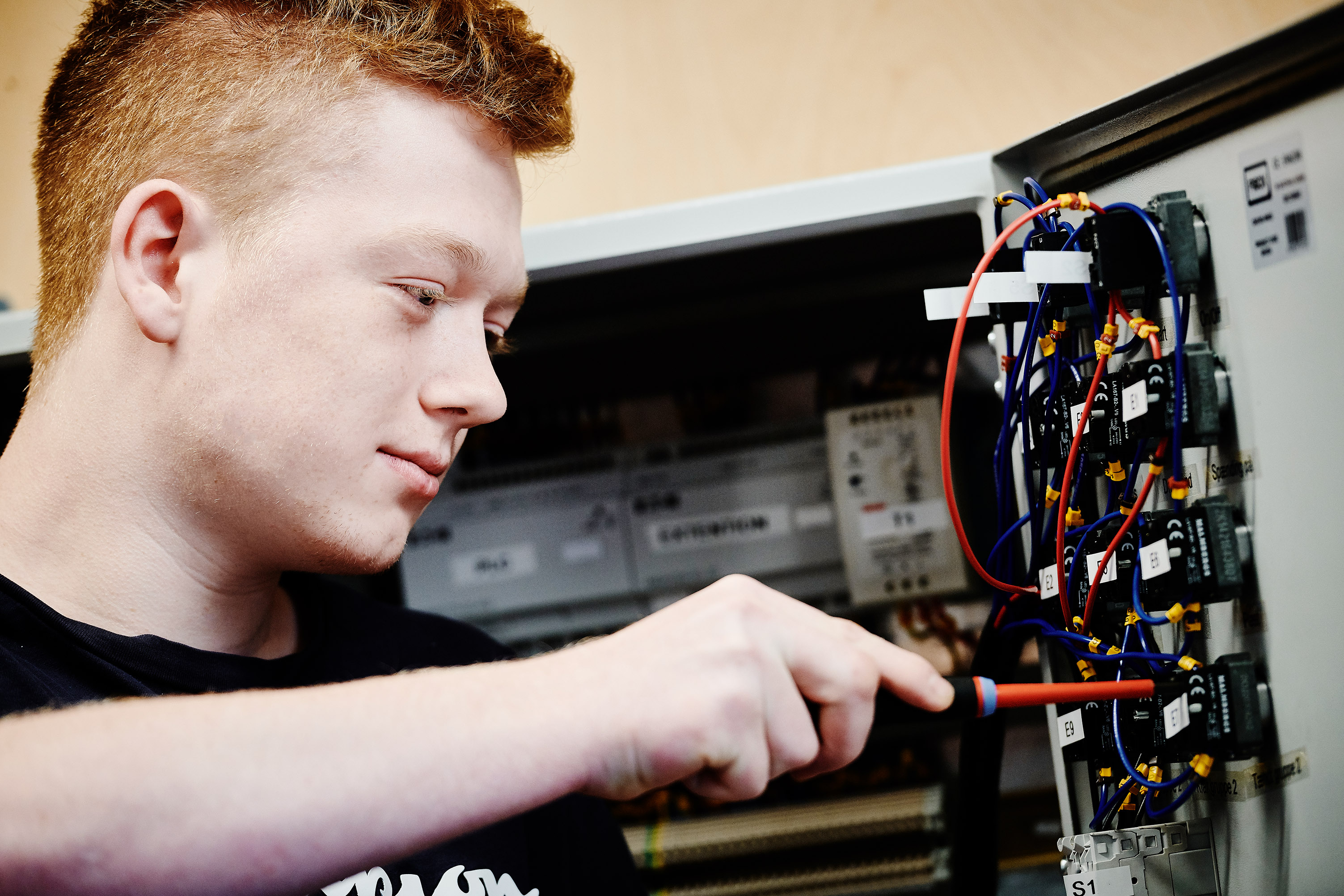 Elev fra EUD / EUX på teknologi, byggeri og transport uddannelsen i gang med elektriker uddannelsen