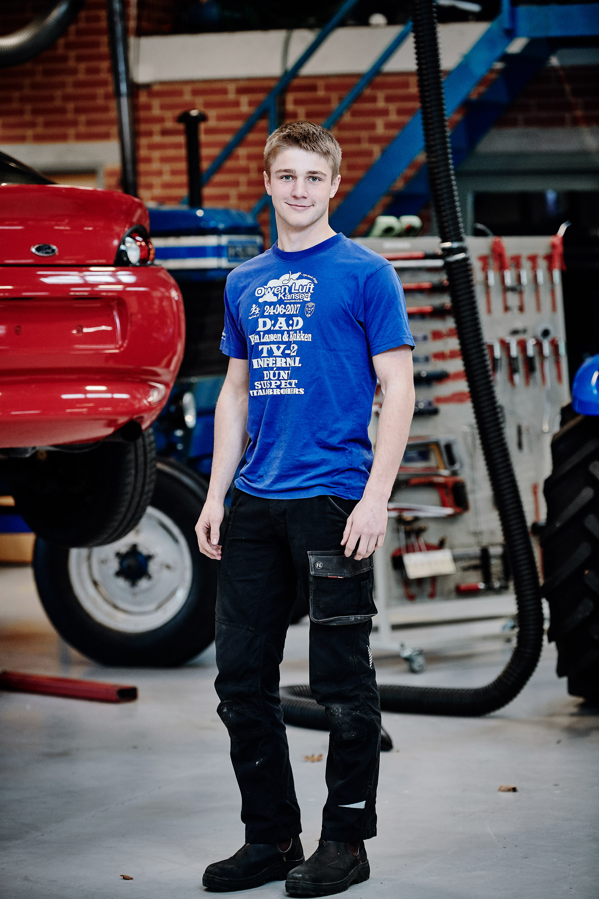 Elev fra EUD / EUX på teknologi, byggeri og transport uddannelsen i gang med personvognsmekaniker uddannelsen