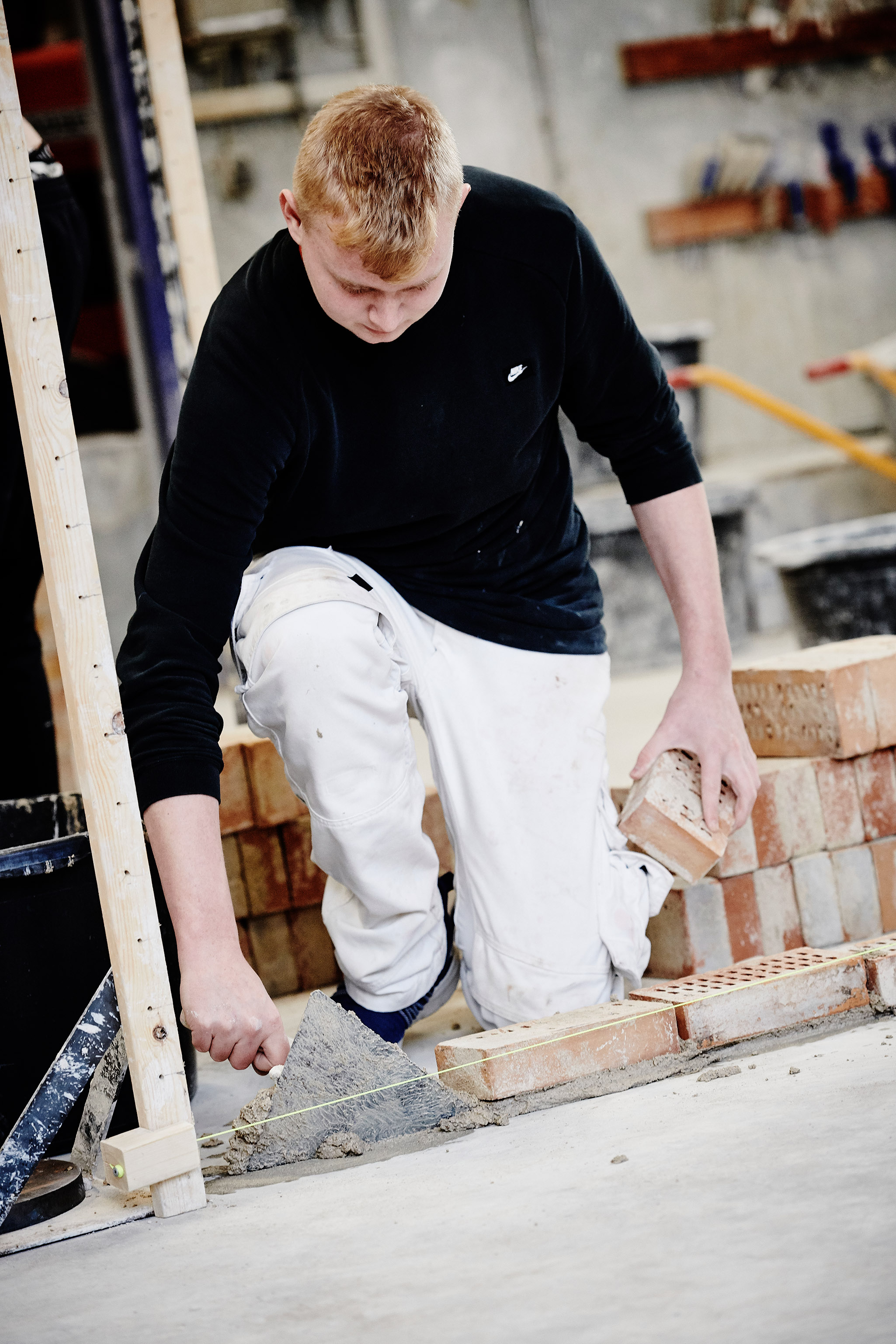 Elev fra EUD / EUX på teknologi, byggeri og transport uddannelsen i gang med murer uddannelsen