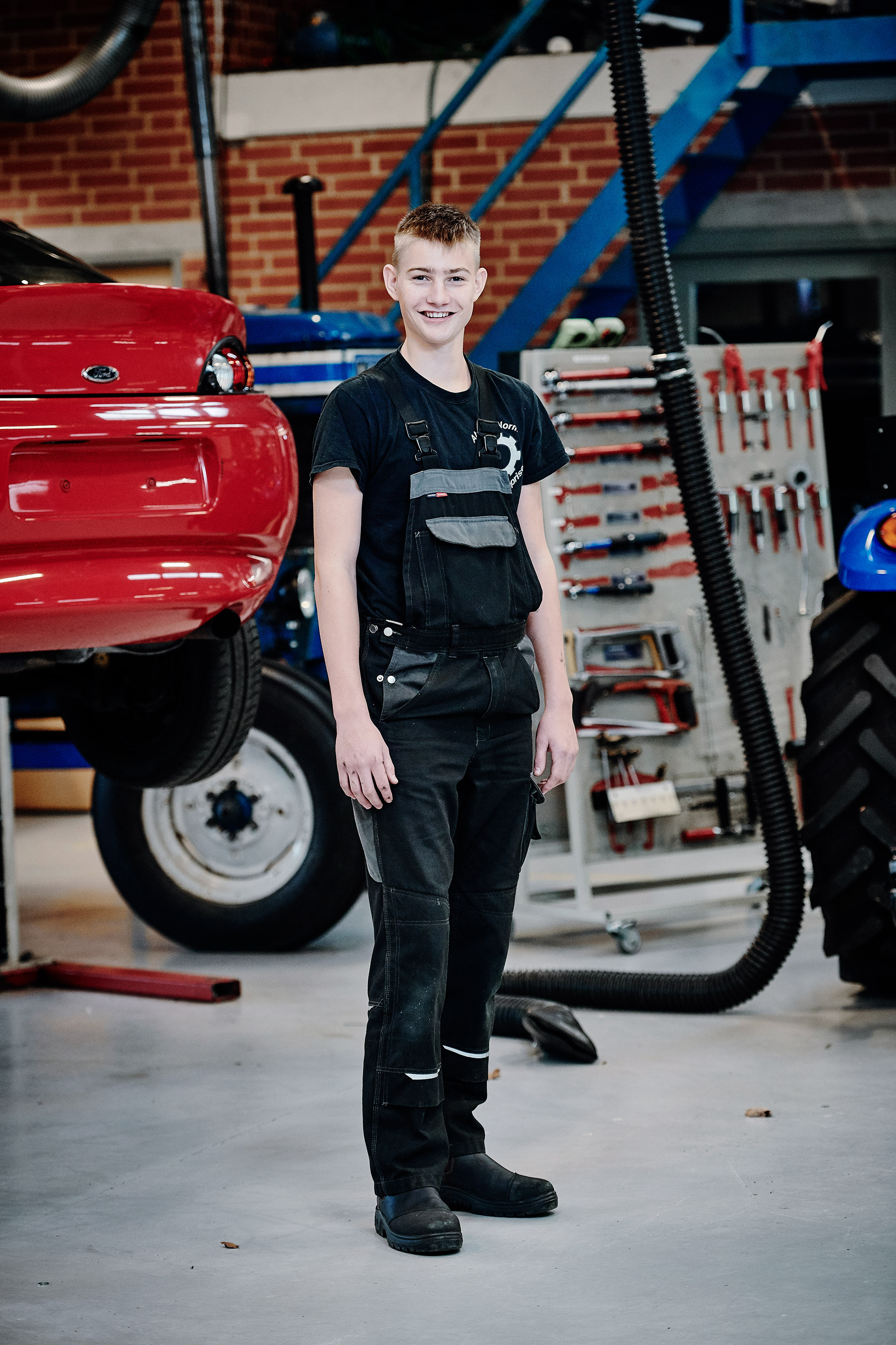Elev fra EUD / EUX på teknologi, byggeri og transport uddannelsen i gang med personvognsmekaniker uddannelsen