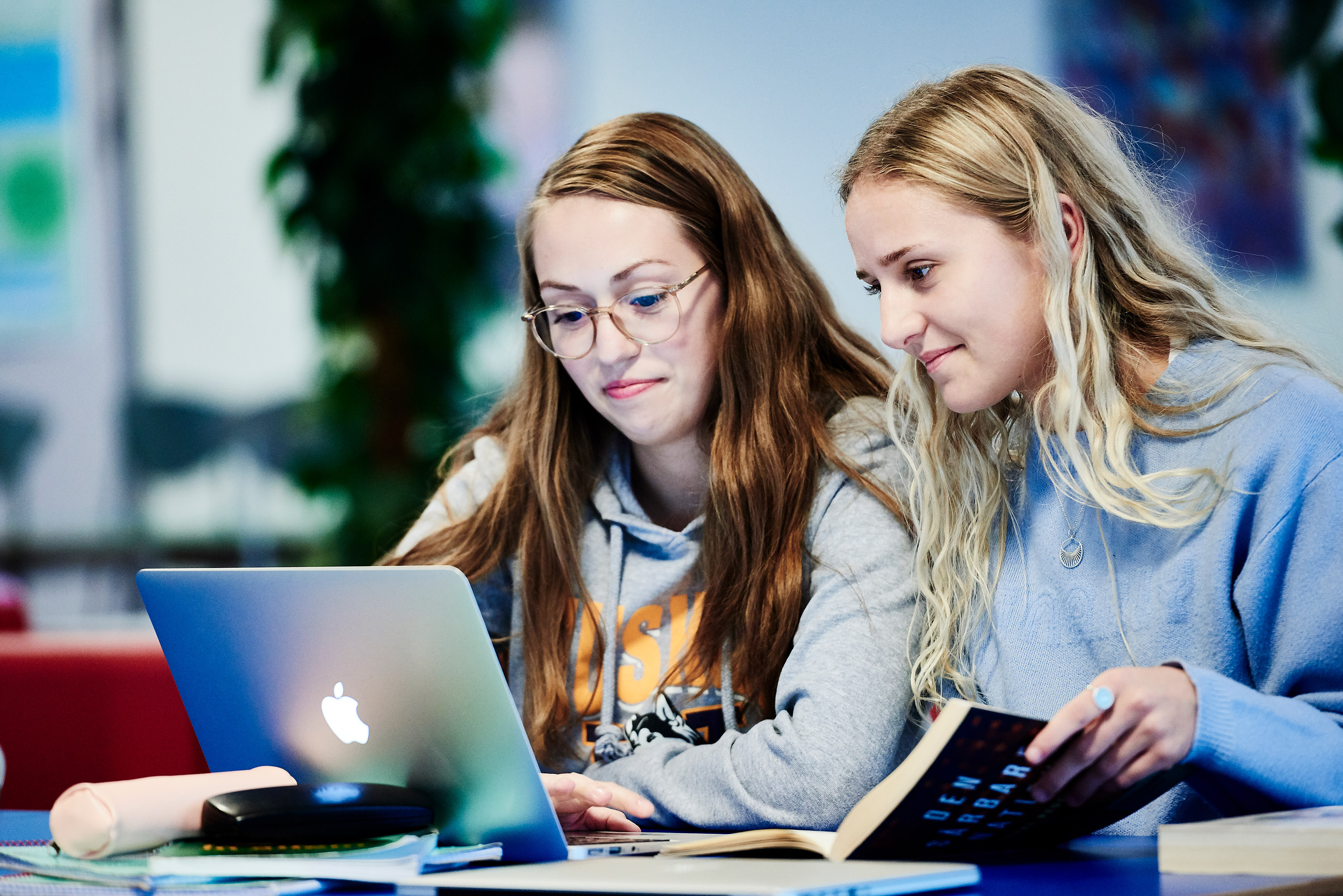 HHX elever fra Aars i gang med skolearbejde på computeren og i skolebøger