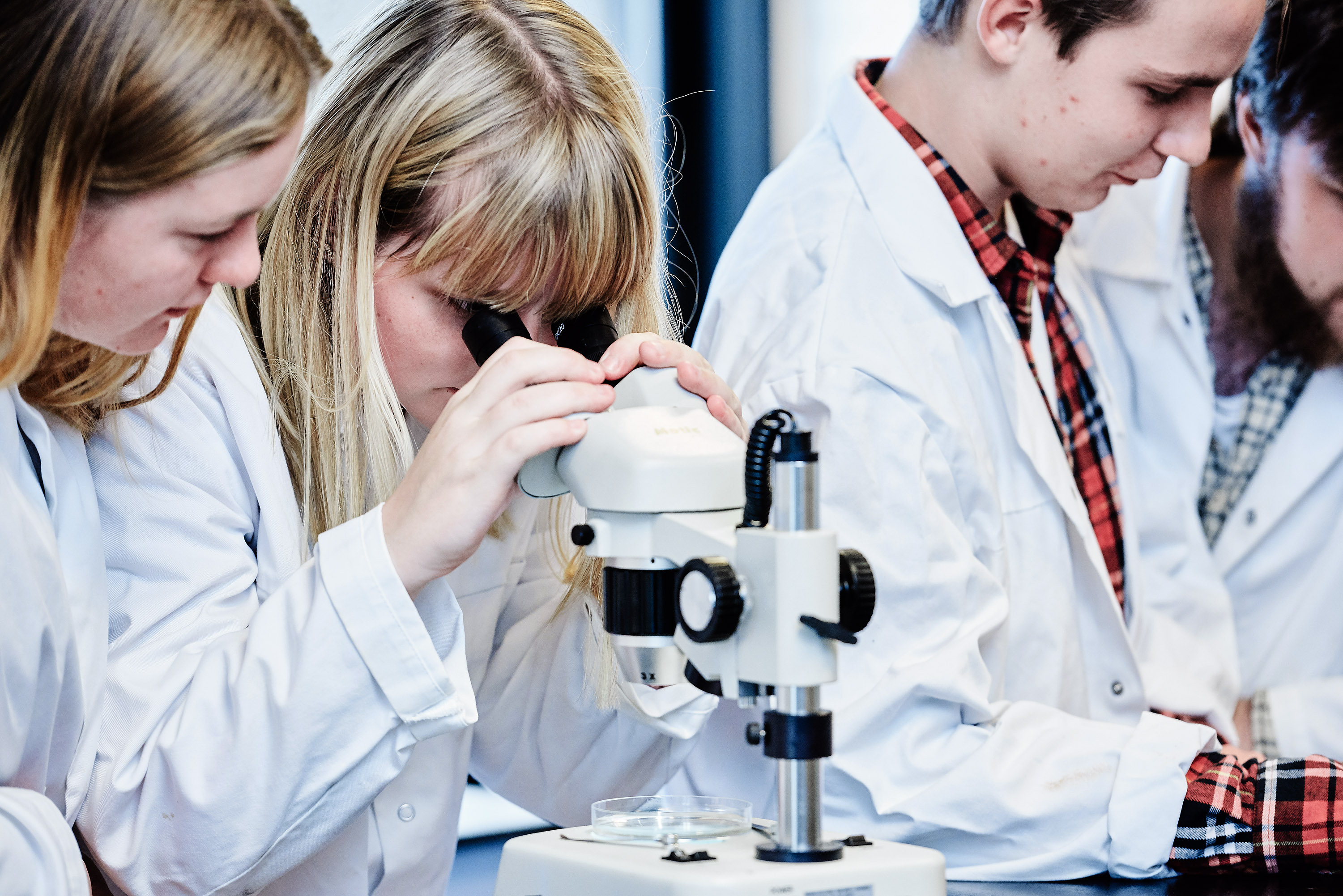 HTX elever i Aars i gang med undersøgelser i mikroskopet
