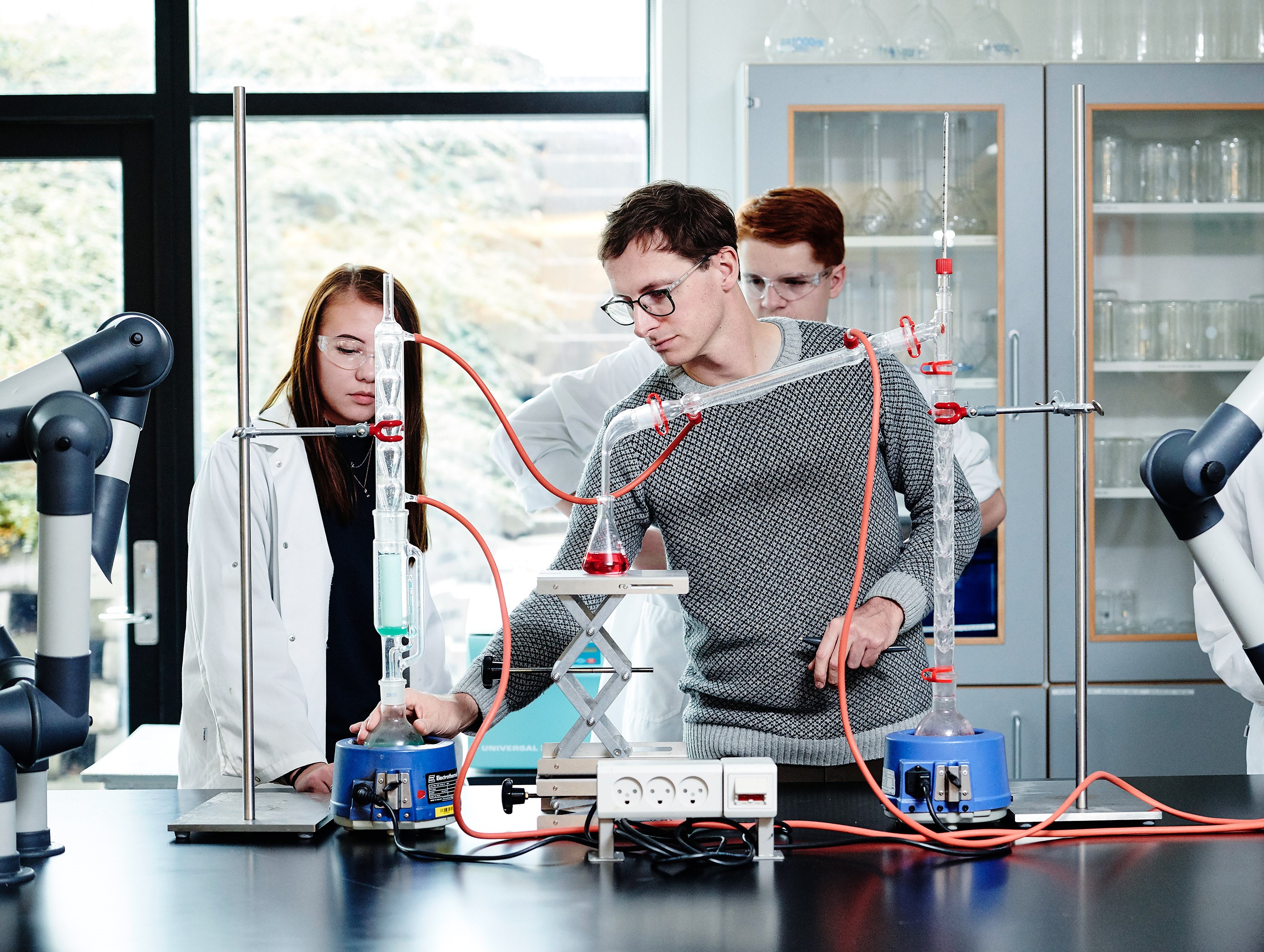 HTX elever i Aars i gang med forsøg i laboratoriet