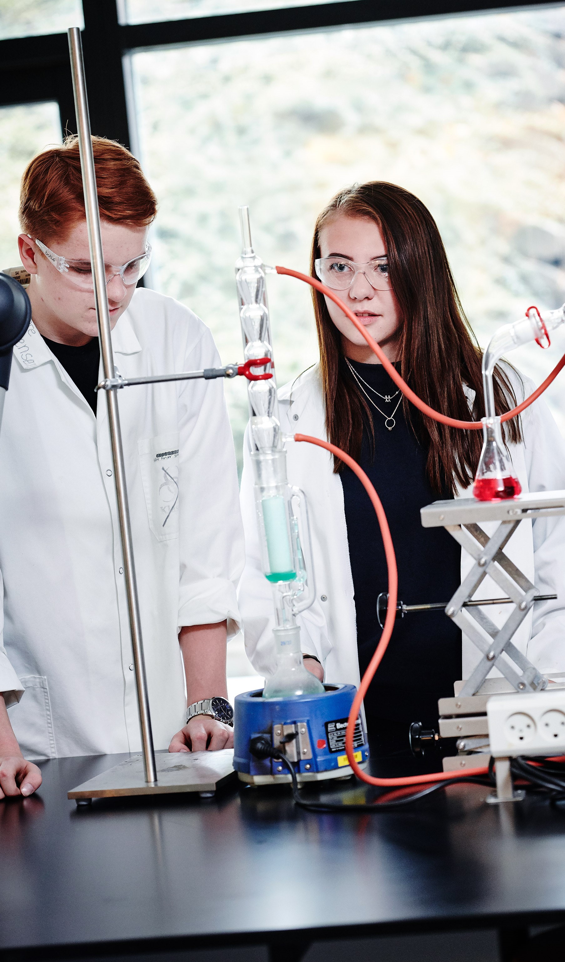 HTX elever i Aars i gang med forsøg i laboratoriet