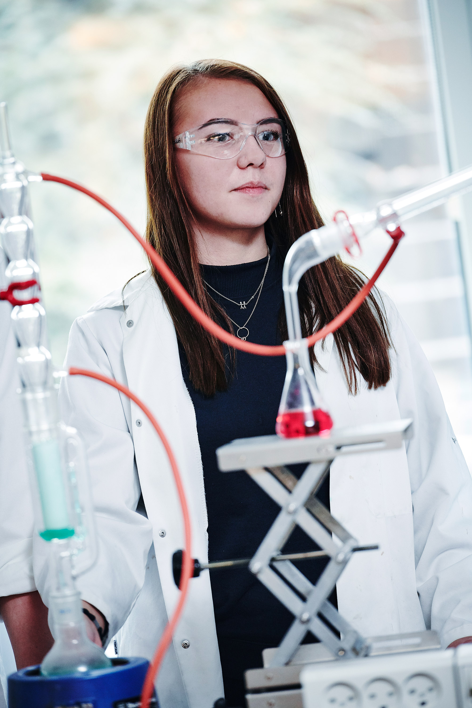 HTX elev i Aars i gang med forsøg i laboratoriet