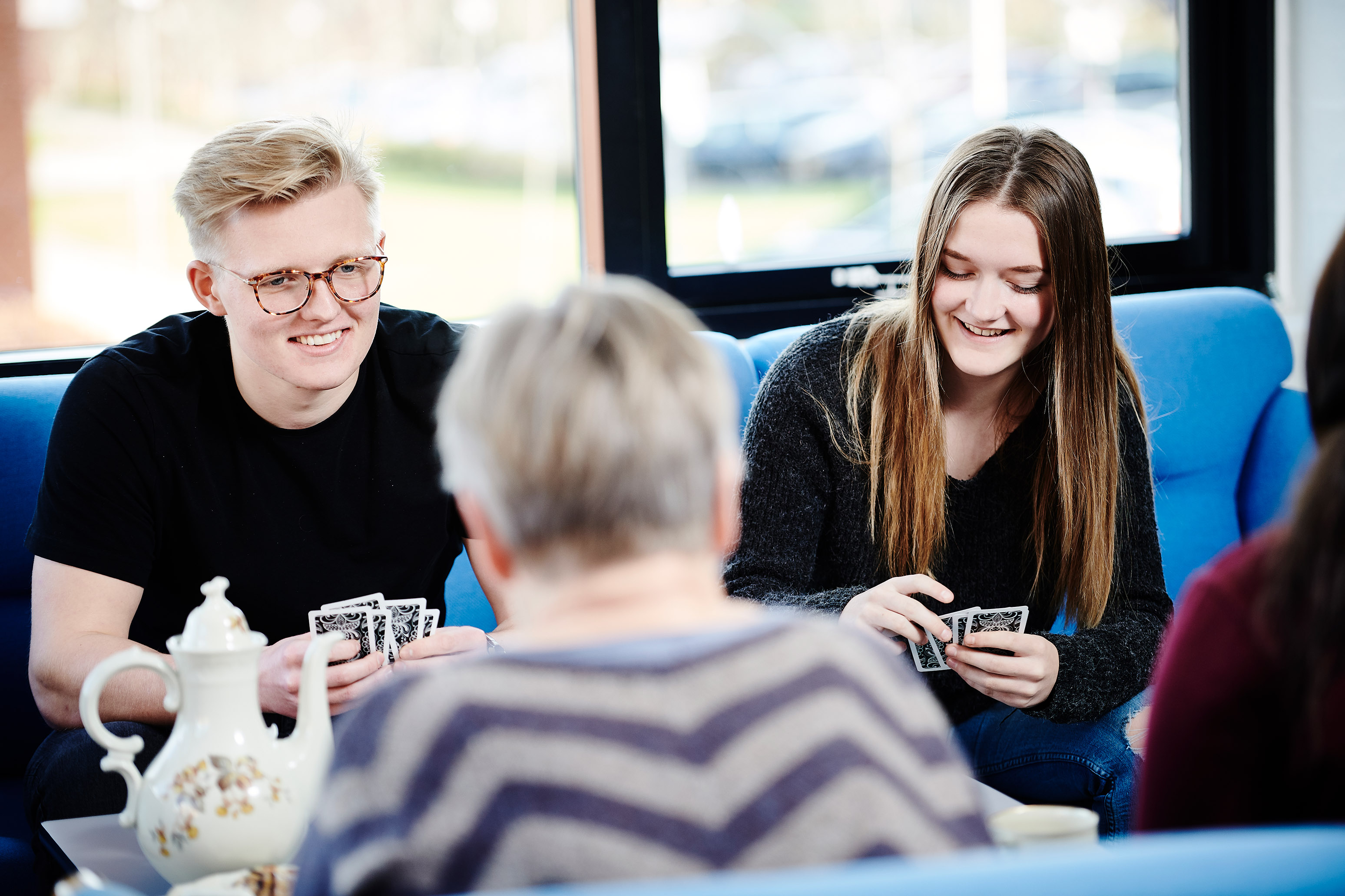 Sosu elever i gang med et spil kort