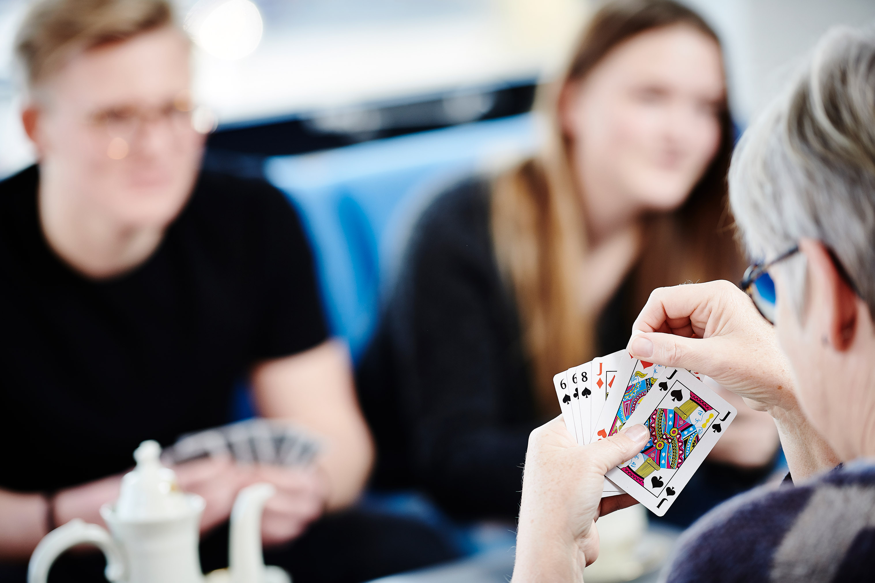 Sosu elever i gang med et spil kort