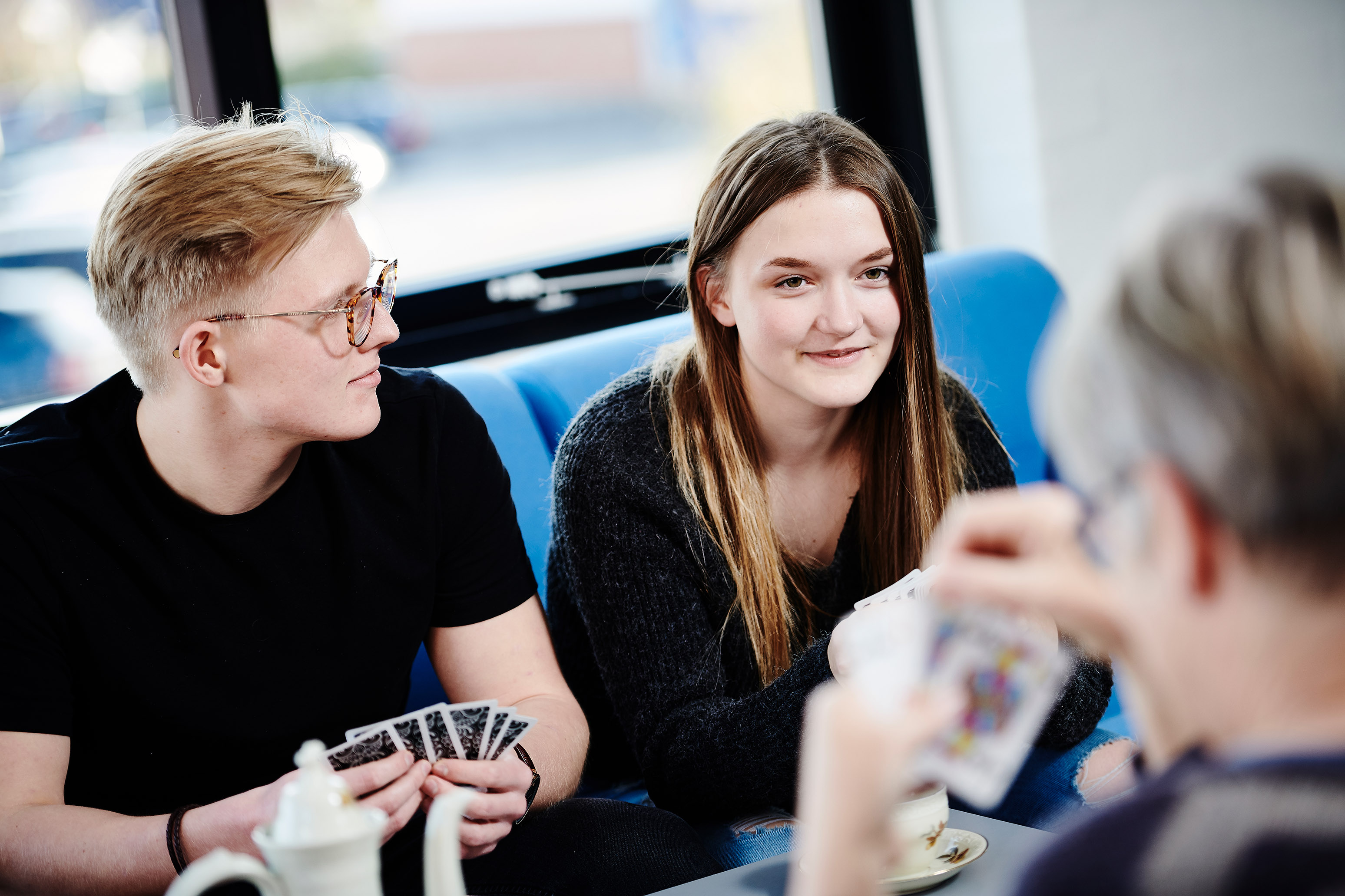 Sosu elever i gang med et spil kort