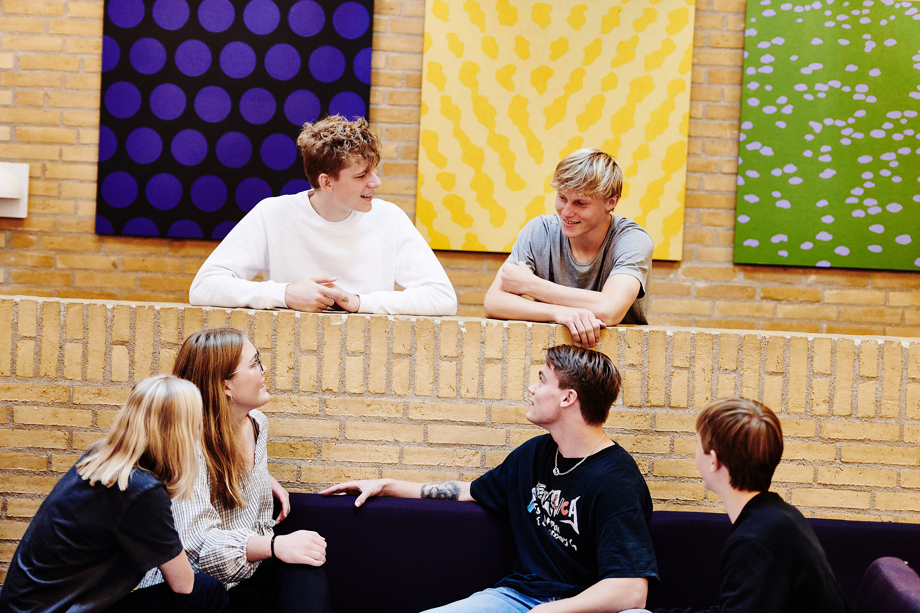 HHX elever fra Hobro hygger i studiemiljøet