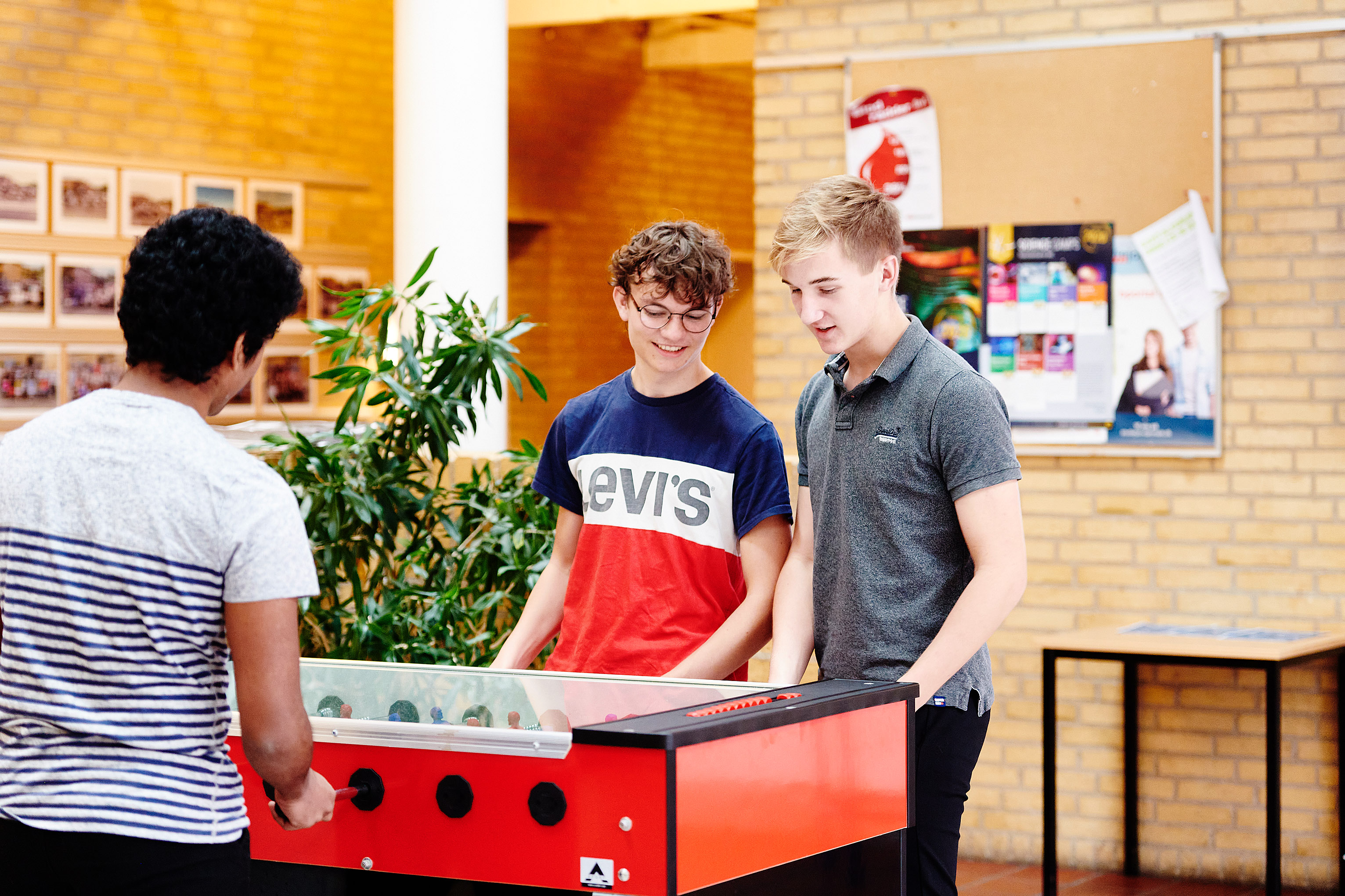 HTX elever i Hobro bruger frikvarteret på at spille bordfodbold med vennerne