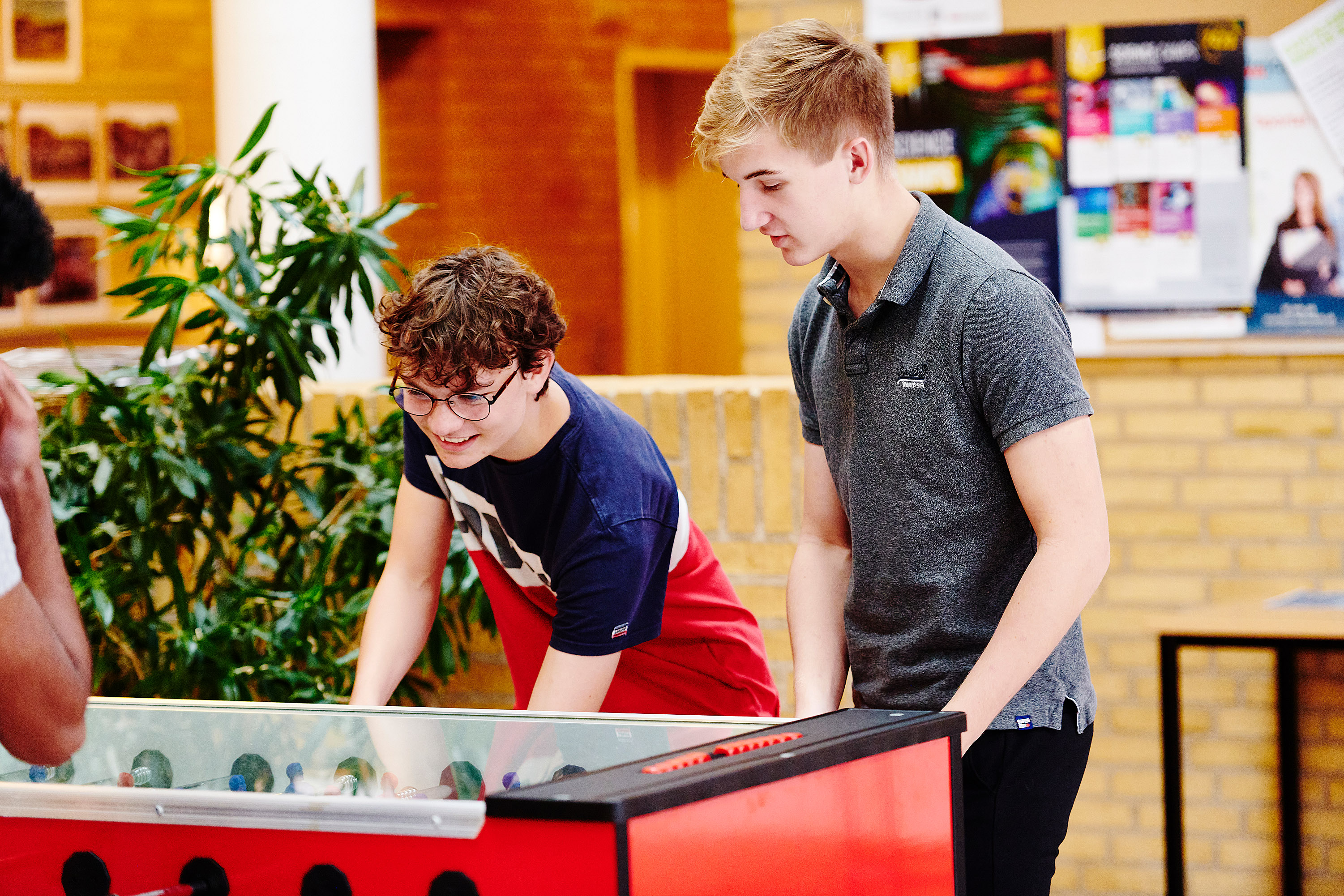 HTX elever i Hobro bruger frikvarteret på at spille bordfodbold med vennerne