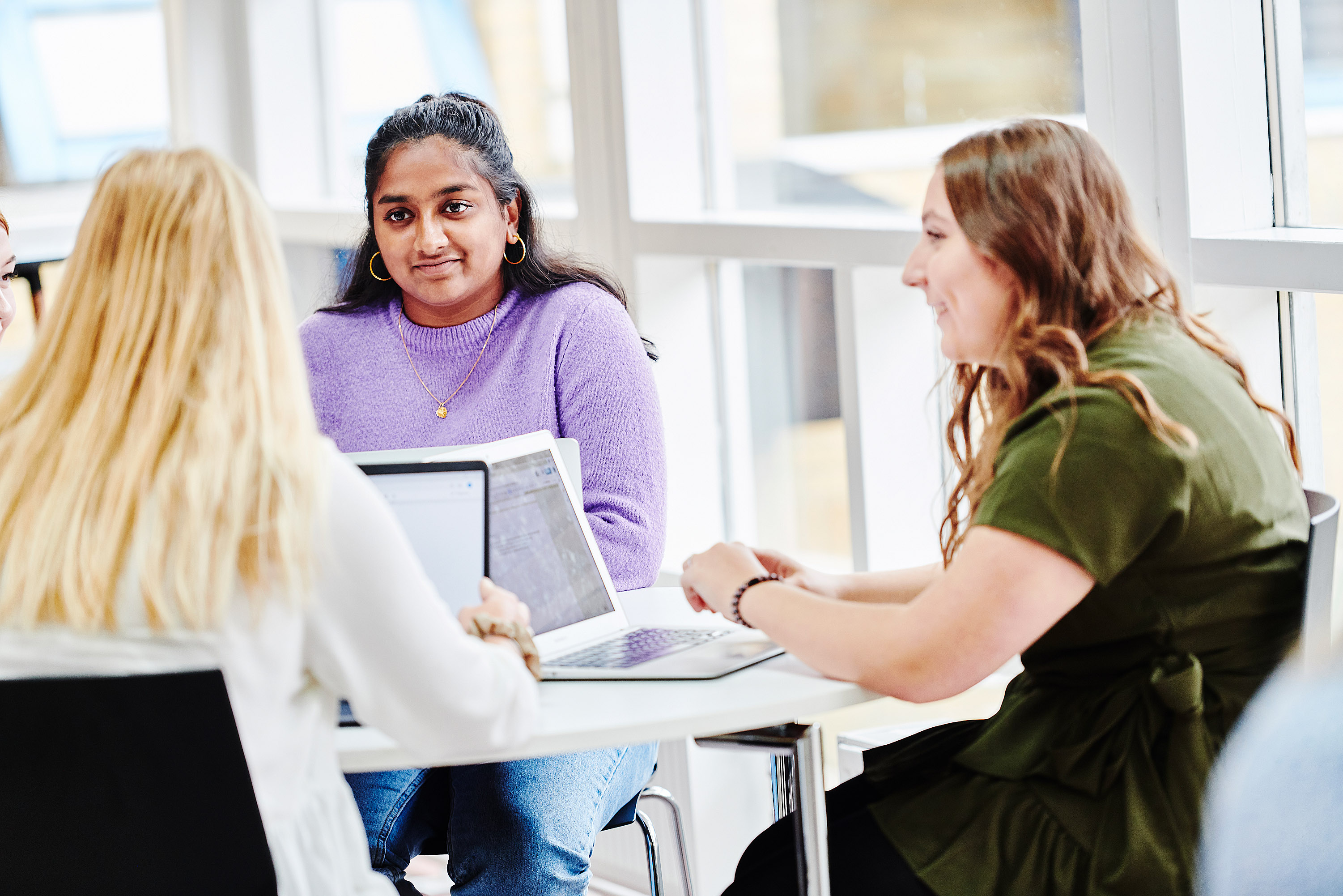 Elever fra EUD/EUX business i Hobro - kontor, handel og forretningsservice i gang med gruppearbejde