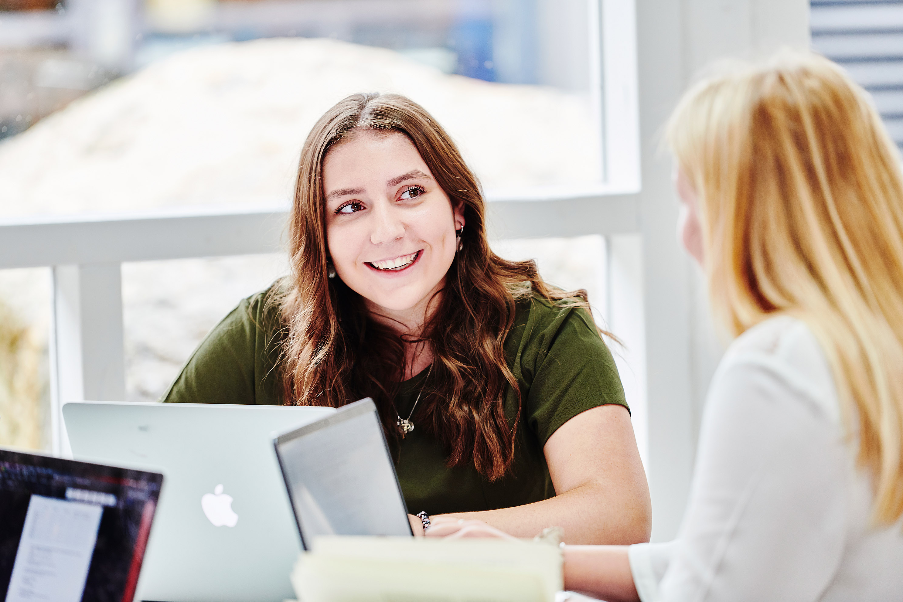 Elever fra EUD/EUX business i Hobro - kontor, handel og forretningsservice arbejder ved computeren