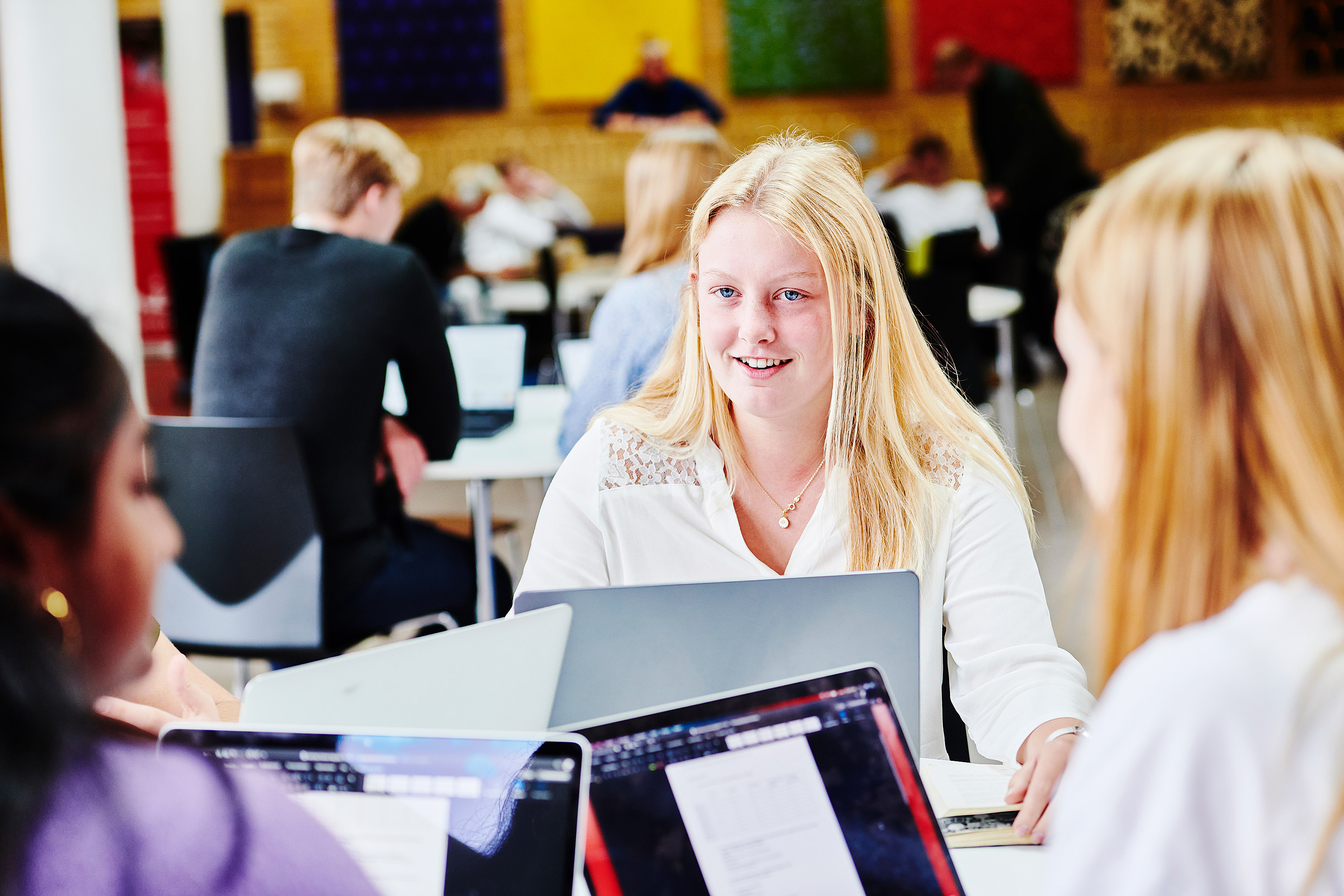 Elever fra EUD/EUX business i Hobro - kontor, handel og forretningsservice i gang med gruppearbejde