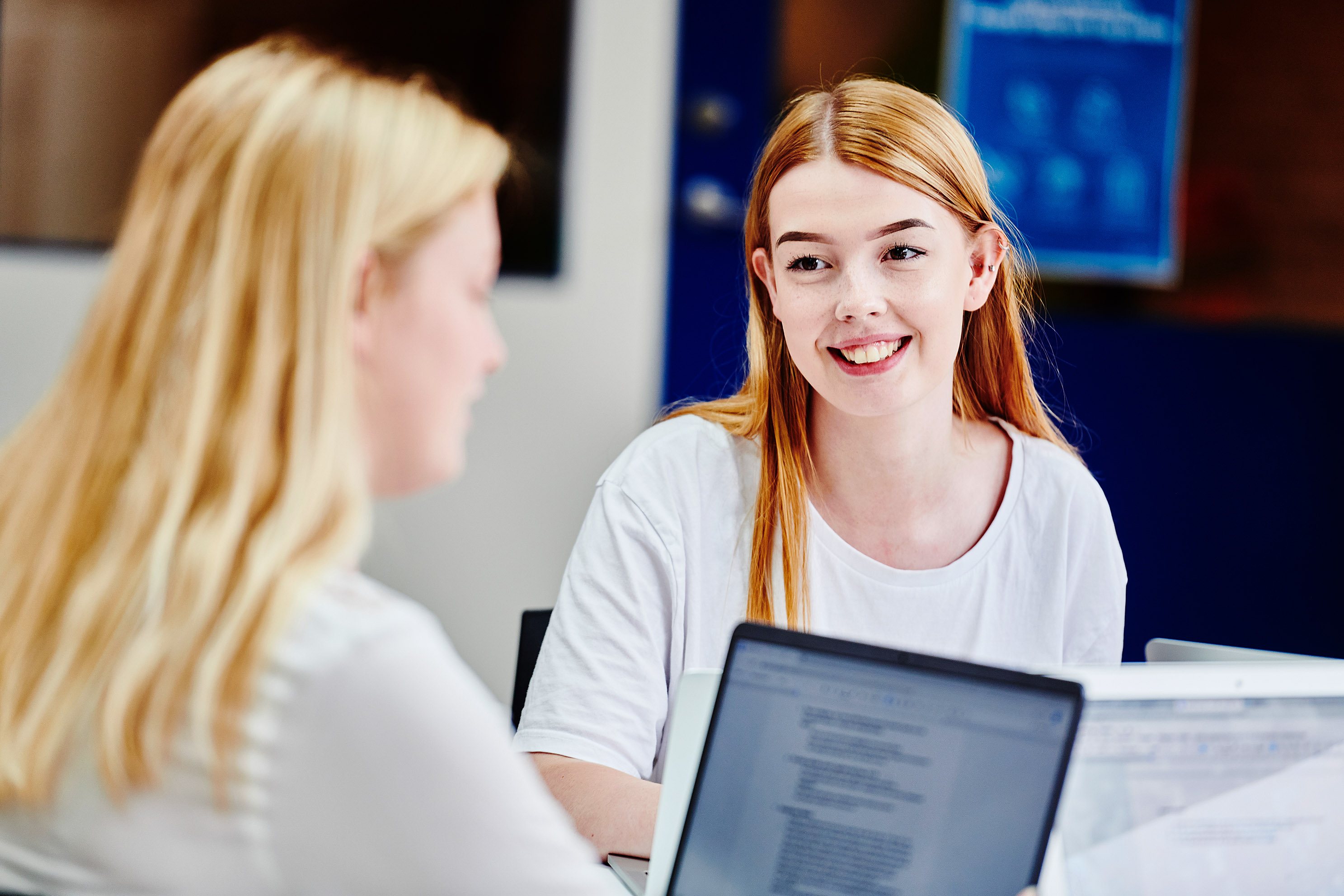 Elever fra EUD/EUX business i Hobro - kontor, handel og forretningsservice i gang med gruppearbejde