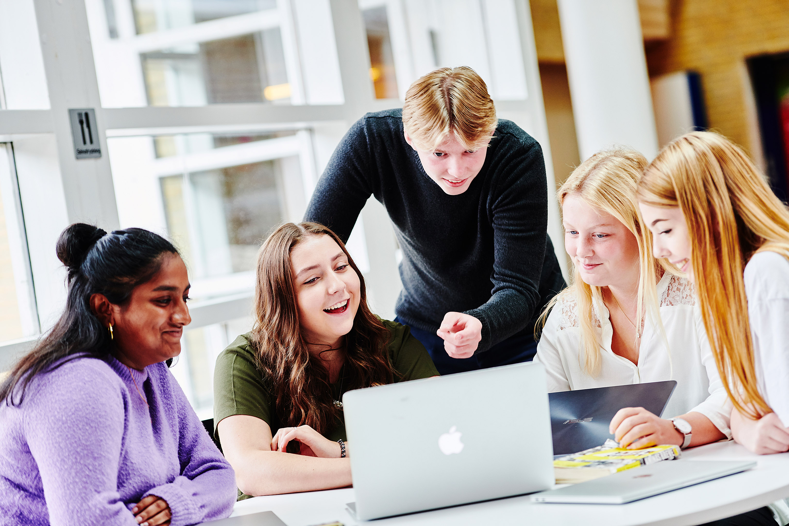 Elever fra EUD/EUX business i Hobro - kontor, handel og forretningsservice i gang med gruppearbejde