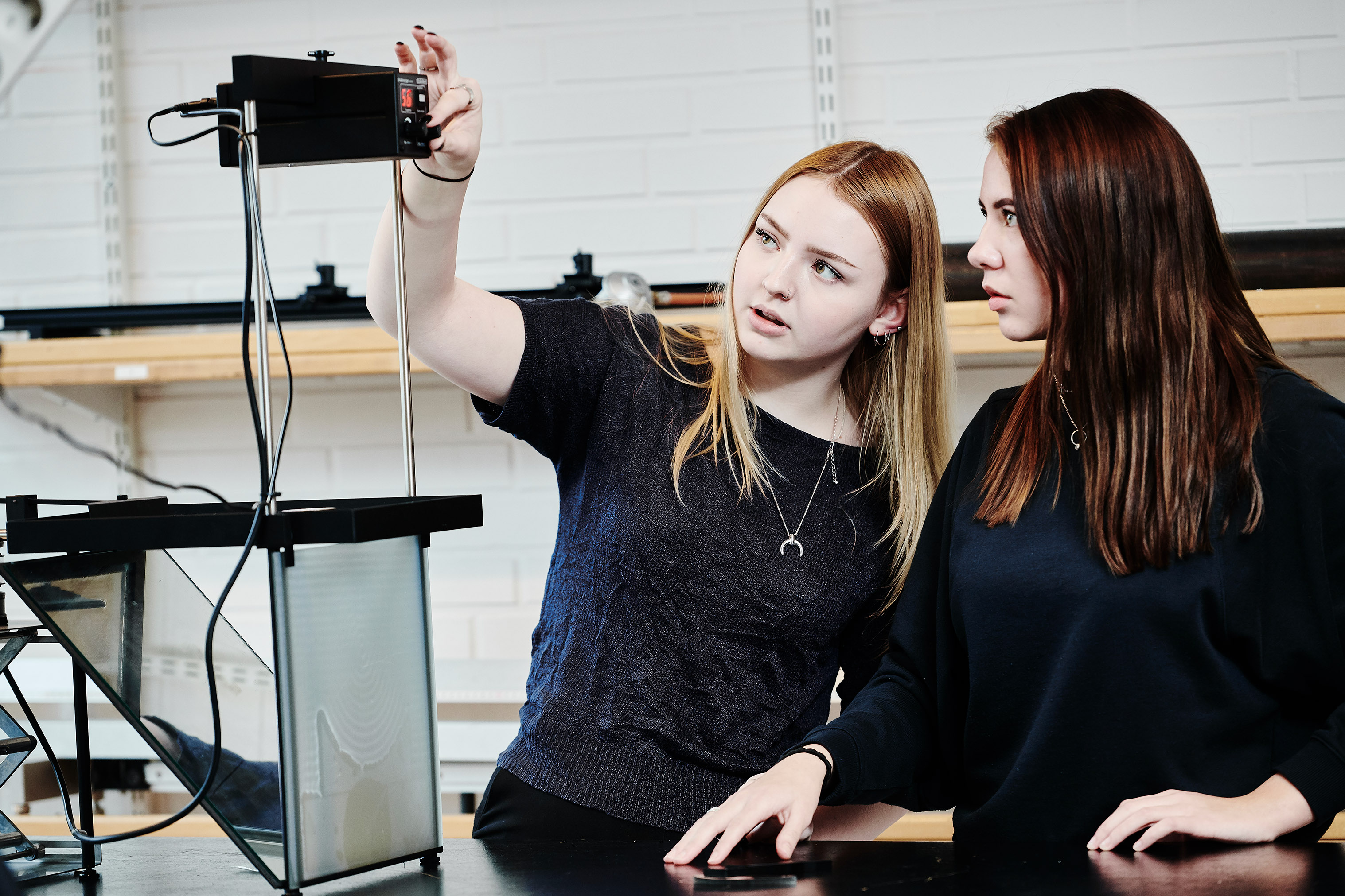 To kvindelige HTX elever i Aars i gang med et forsøg