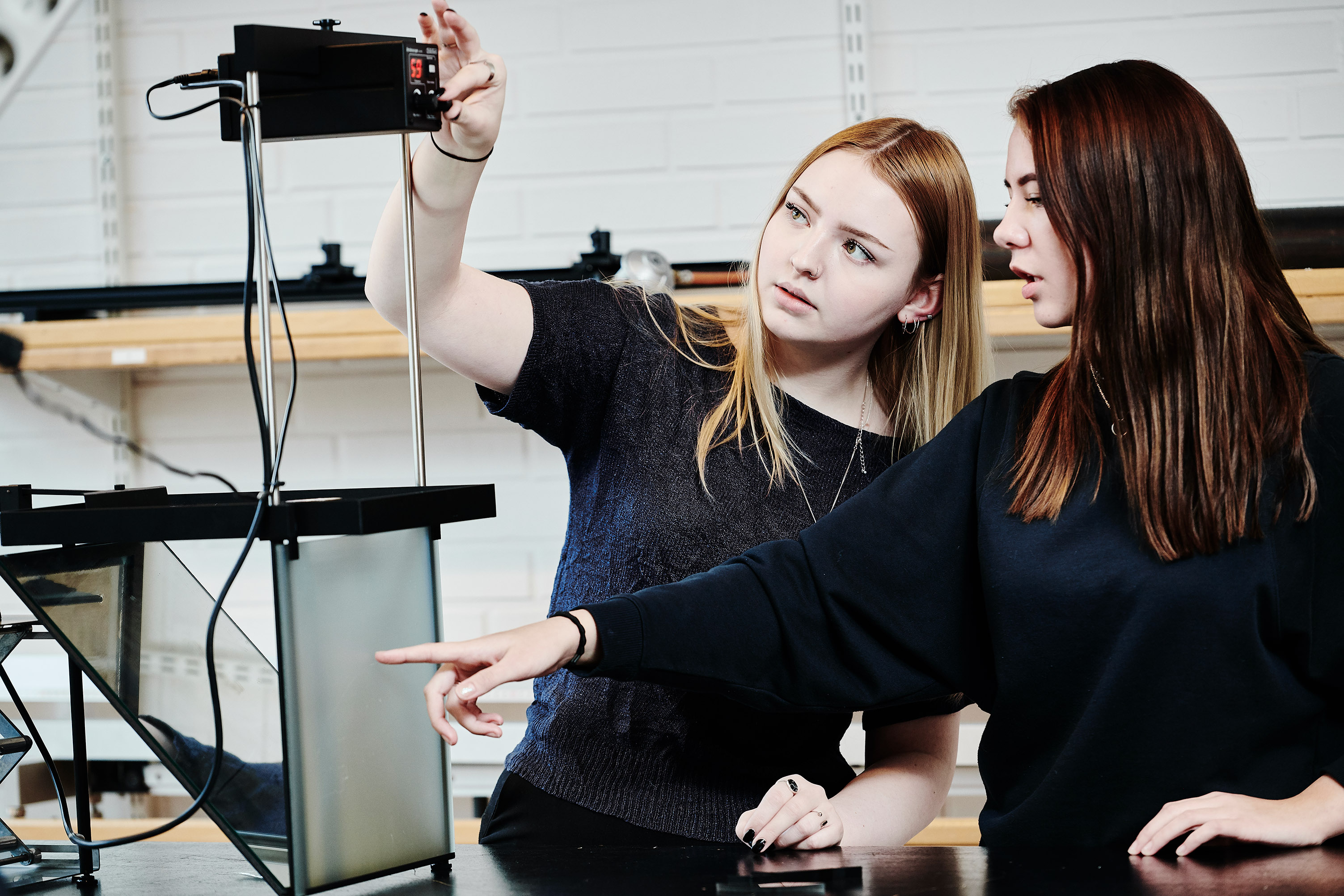 To kvindelige HTX elever i Aars i gang med et forsøg