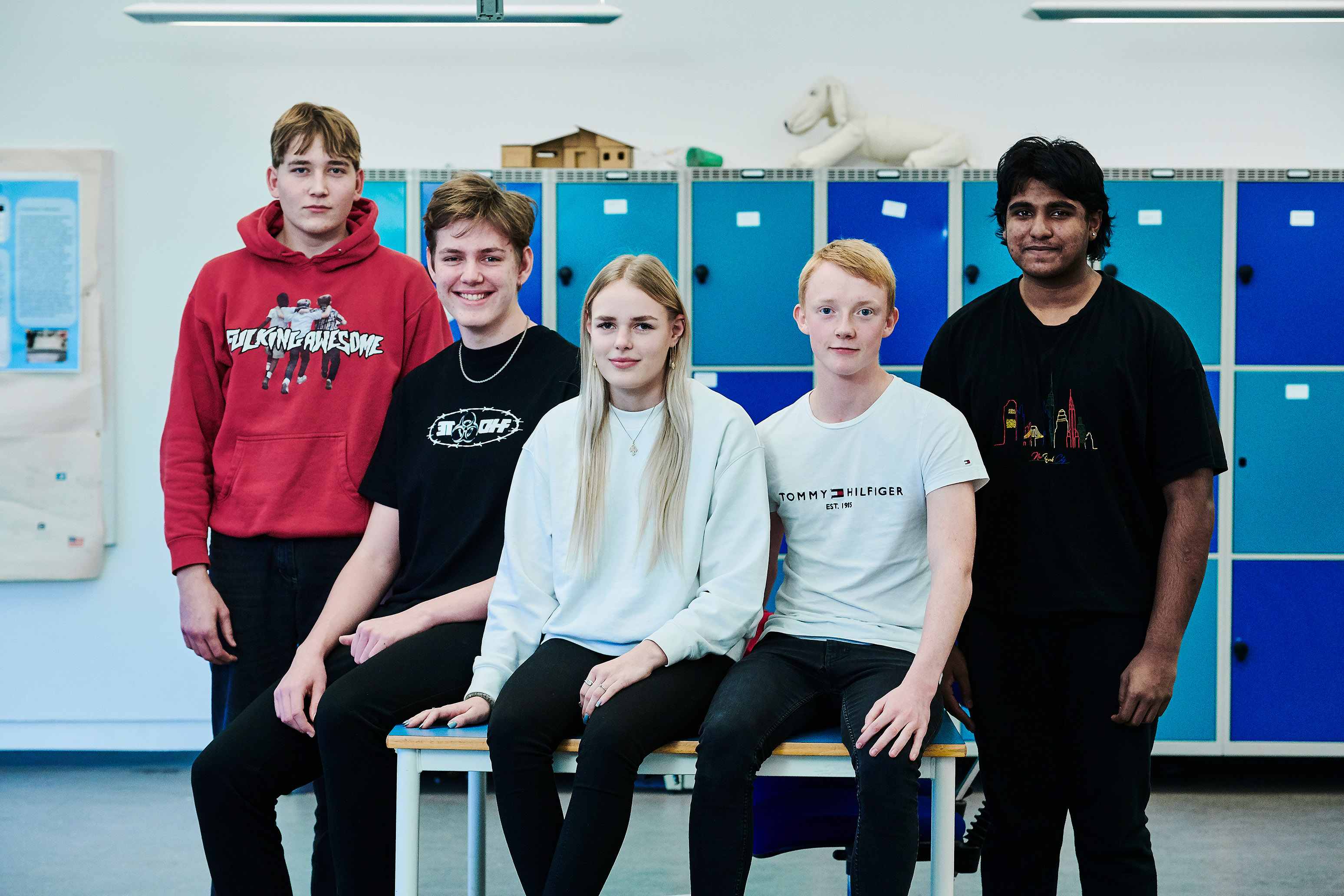 HHX elever fra Aars foran blå skabe