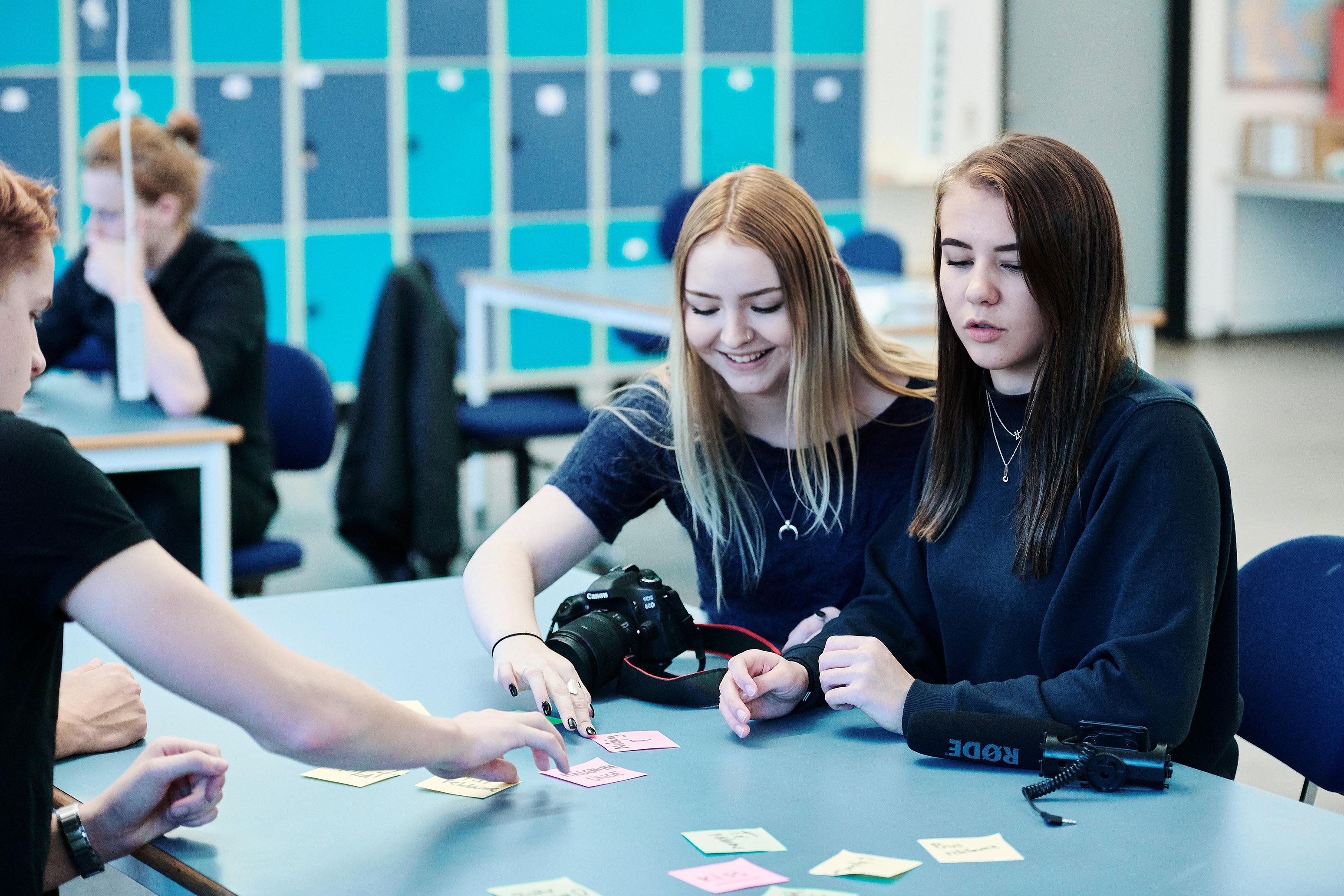 HTX elever i Aars slapper af med kortspil